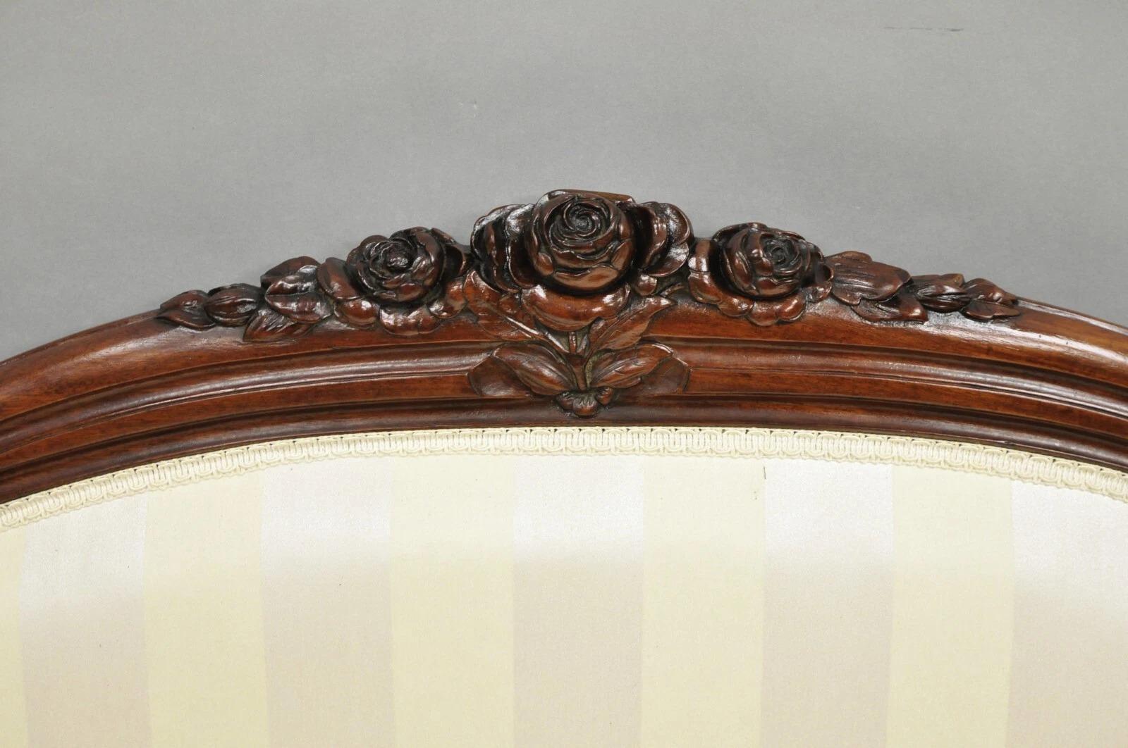 Inviaci un messaggio con il tuo codice postale per richiedere un preventivo per la spedizione negli Stati Uniti.

Antique Victorian French Rococo Mahogany Serpentine Frame White/Beige/Gold Upholstered Loveseat Parlor Sofa. *Si prega di notare che il