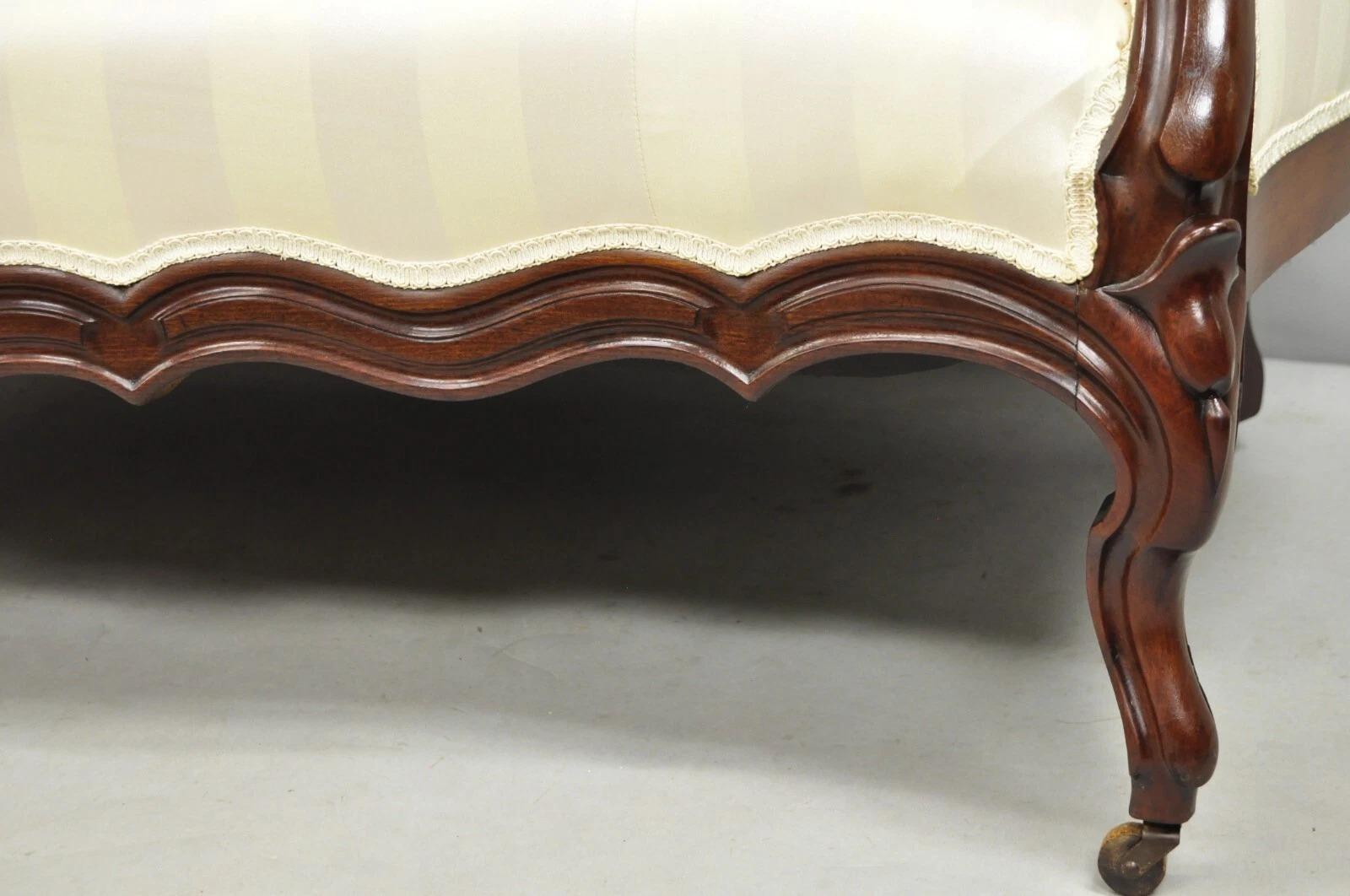 Sconosciuto Antique French Rococo intagliato in mogano imbottito Divano salotto imbottito in vendita