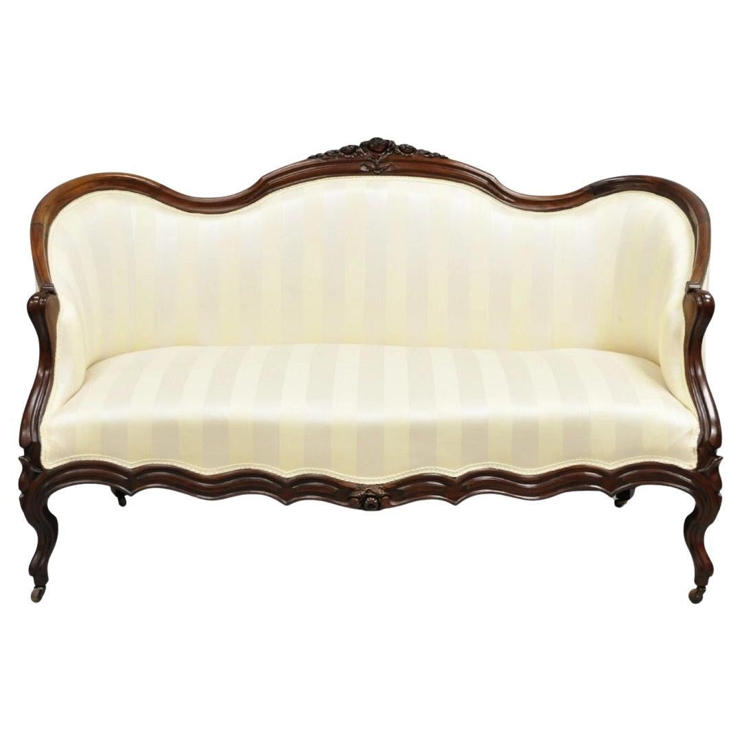 Antique Victorian French Rococo Caoba tallada Loveseat tapizado Sofá de salón