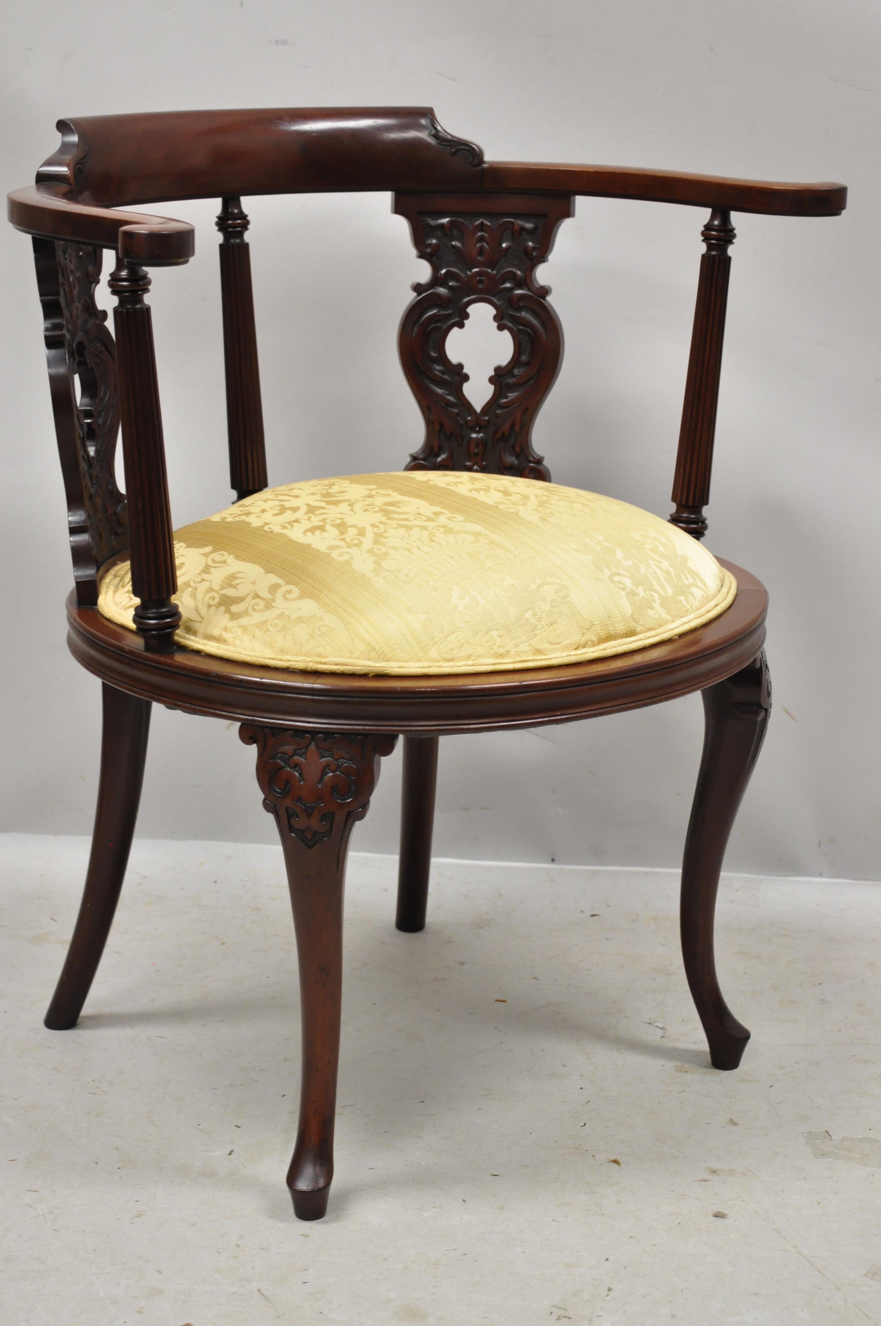 Ancienne chaise d'appoint en acajou sculpté de style victorien français. Cet article est construit en bois massif, avec un beau grain de bois, une assise rembourrée dorée, des détails joliment sculptés, des pieds en cabriole, un très bel article