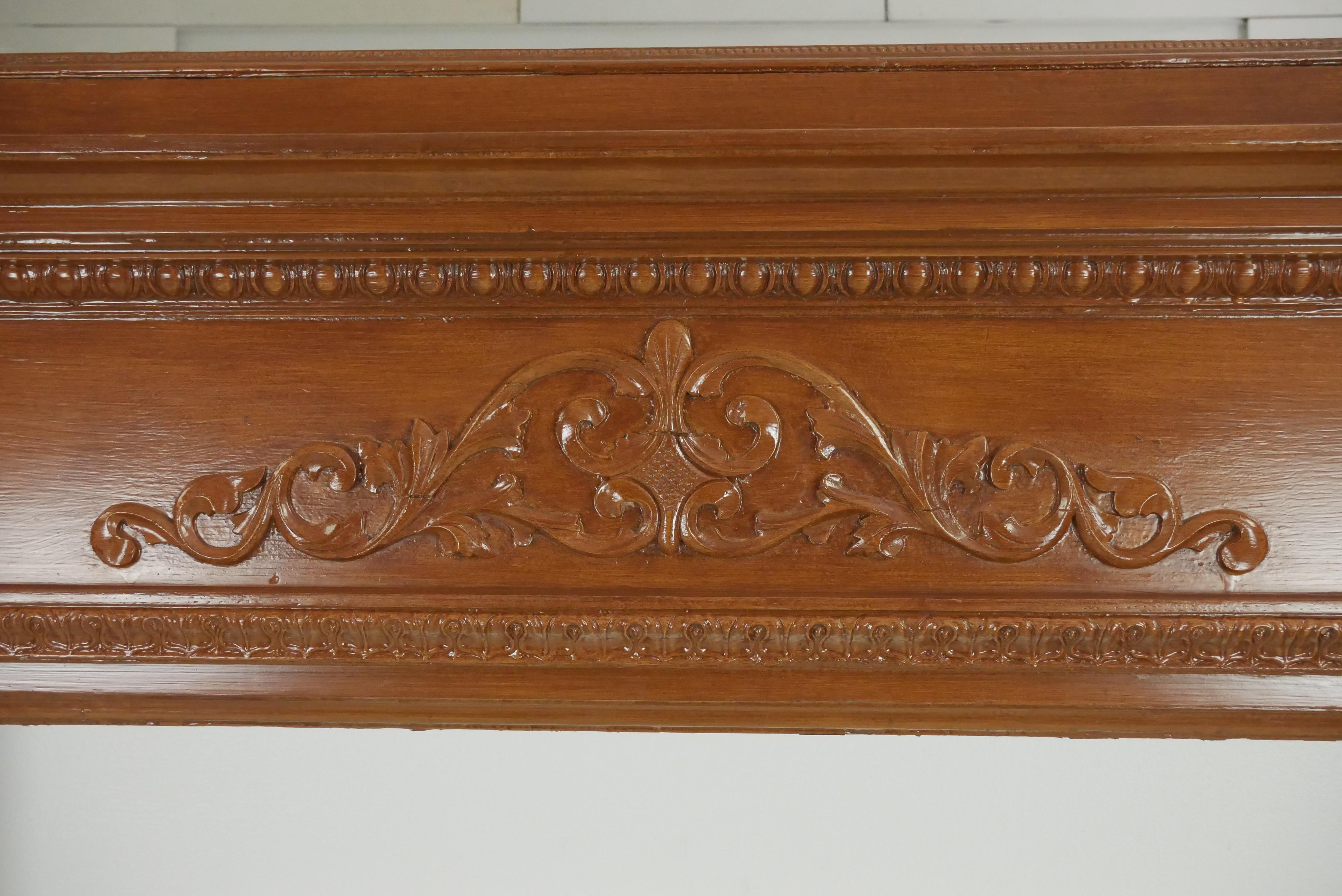 Antigua repisa de madera de estilo victoriano con un espejo sobre la repisa y detalladas tallas ornamentales. Buen estado, con pequeños desconchones superficiales y agujeros pretaladrados. Consulta las fotos para ver el estado completo. Uno