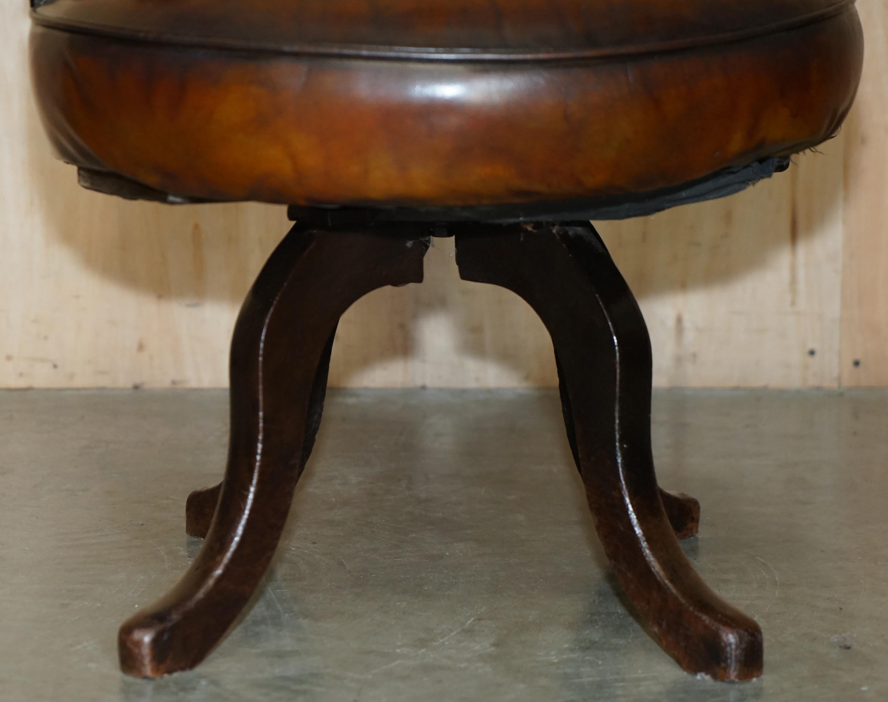 Antiquities ViCTORIAN FULLY RESTORED CHESTERFIELD CAPTAINS CHAIR EN CUIR BRUN en vente 2