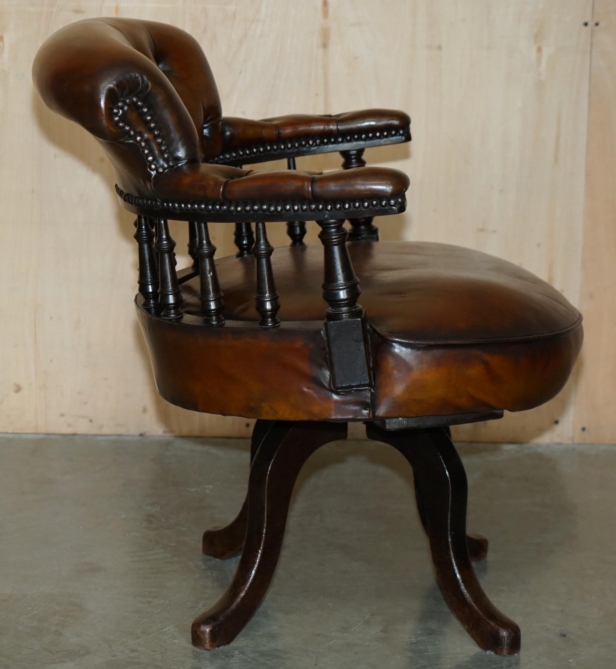 Antiquities ViCTORIAN FULLY RESTORED CHESTERFIELD CAPTAINS CHAIR EN CUIR BRUN en vente 4