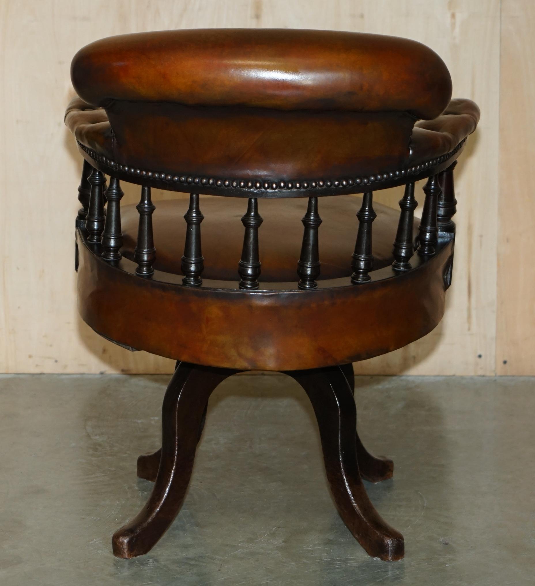 Antiquities ViCTORIAN FULLY RESTORED CHESTERFIELD CAPTAINS CHAIR EN CUIR BRUN en vente 5