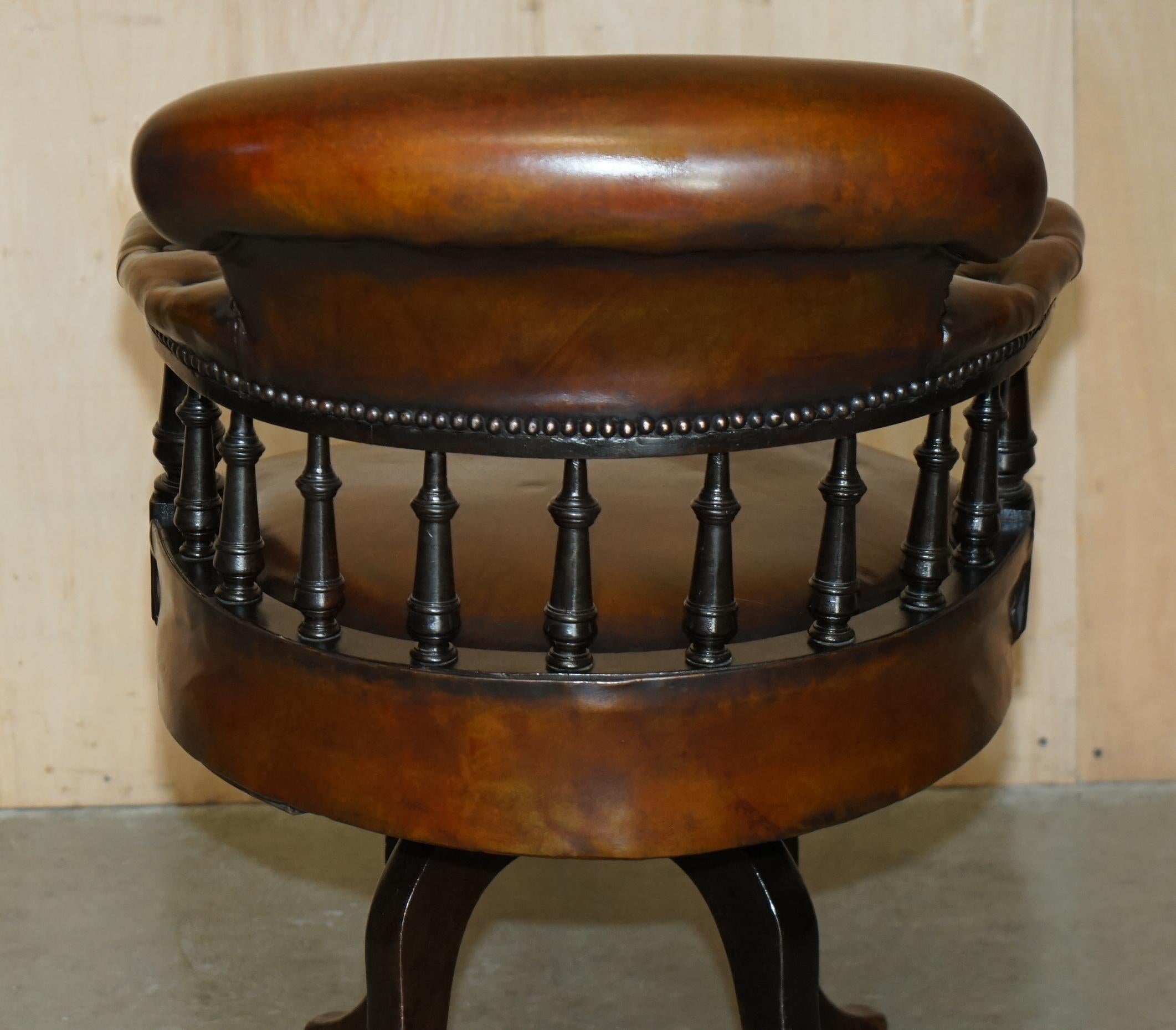 Antiquities ViCTORIAN FULLY RESTORED CHESTERFIELD CAPTAINS CHAIR EN CUIR BRUN en vente 6