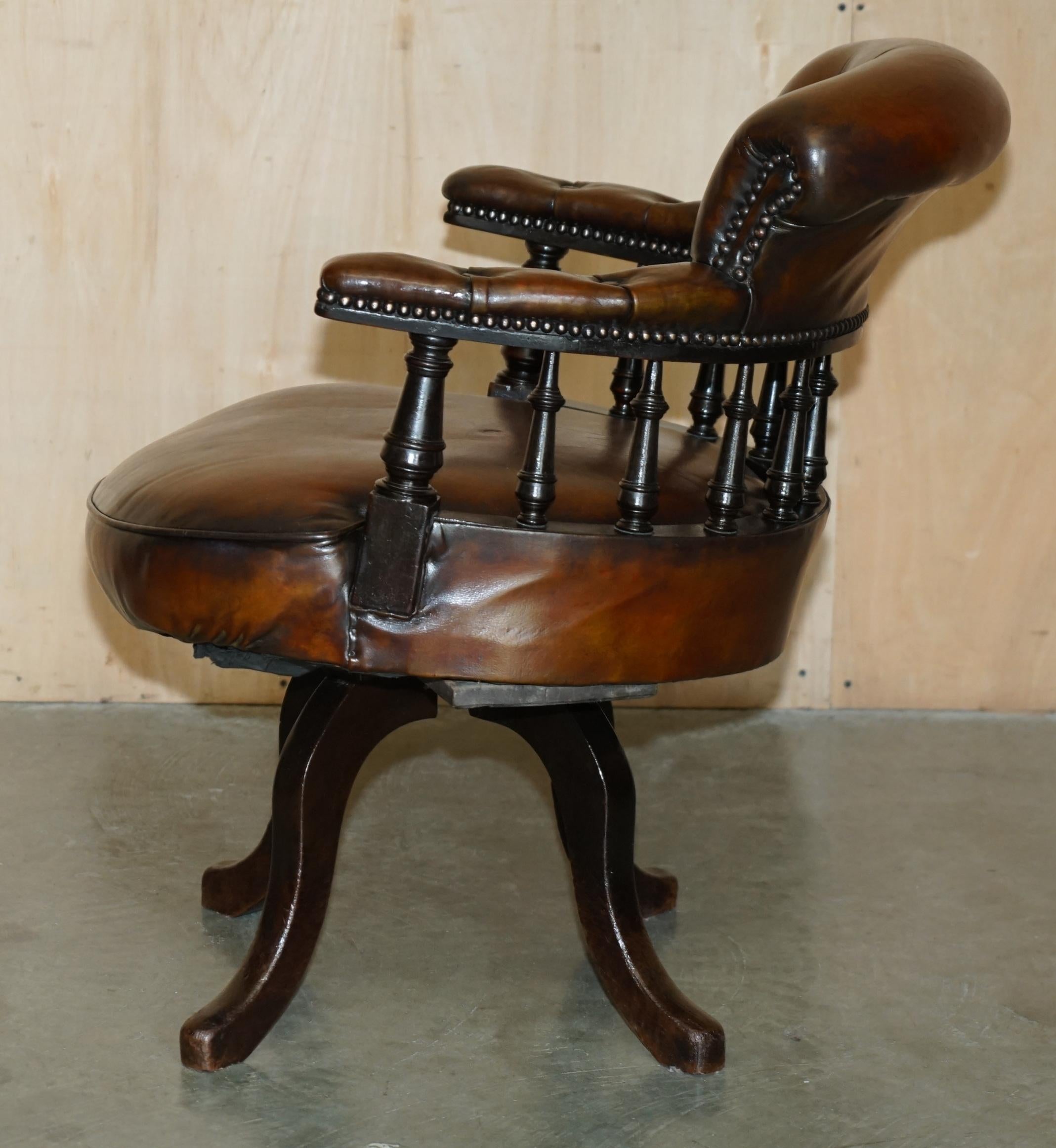 Antiquities ViCTORIAN FULLY RESTORED CHESTERFIELD CAPTAINS CHAIR EN CUIR BRUN en vente 7