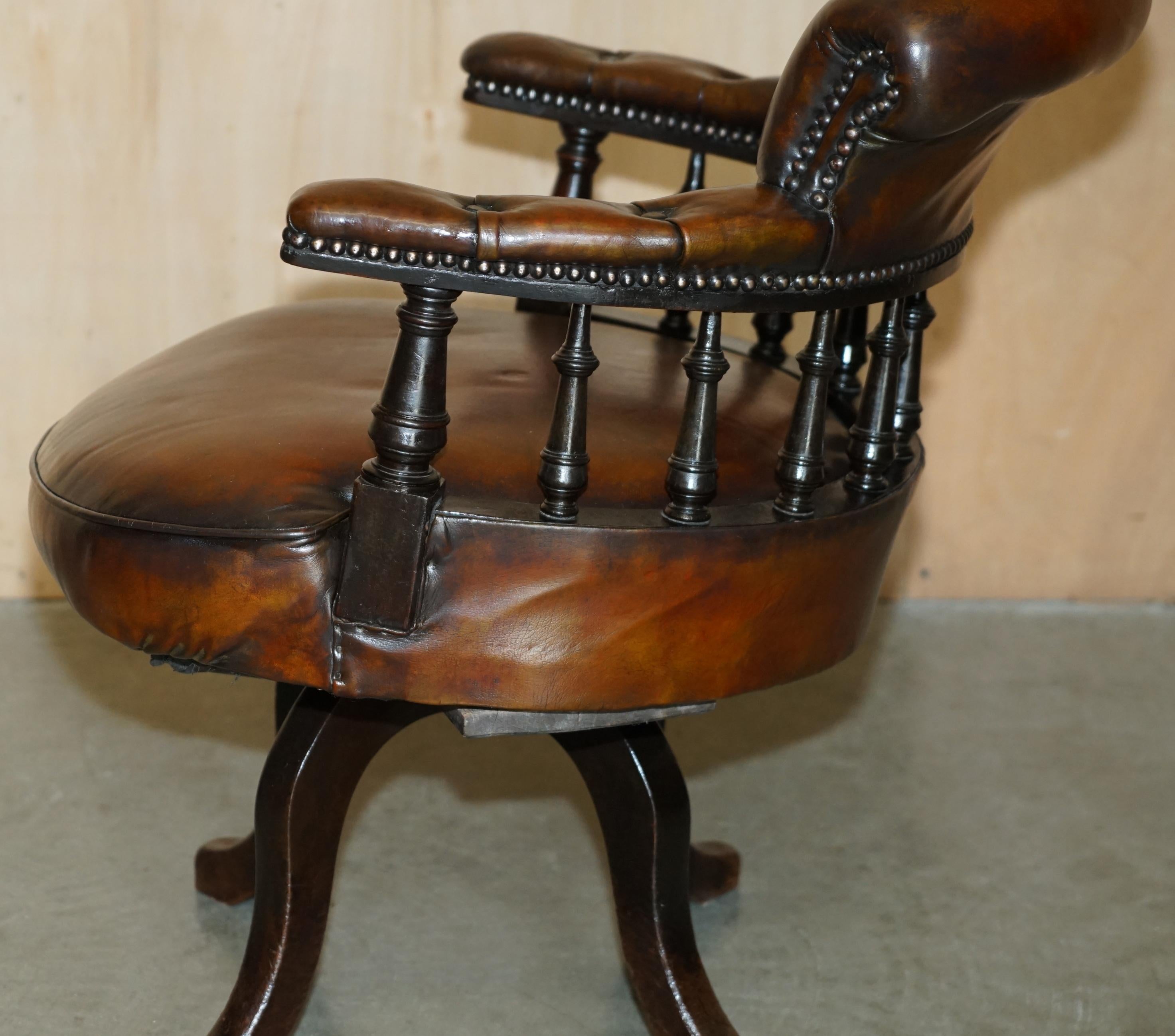 Antiquities ViCTORIAN FULLY RESTORED CHESTERFIELD CAPTAINS CHAIR EN CUIR BRUN en vente 8