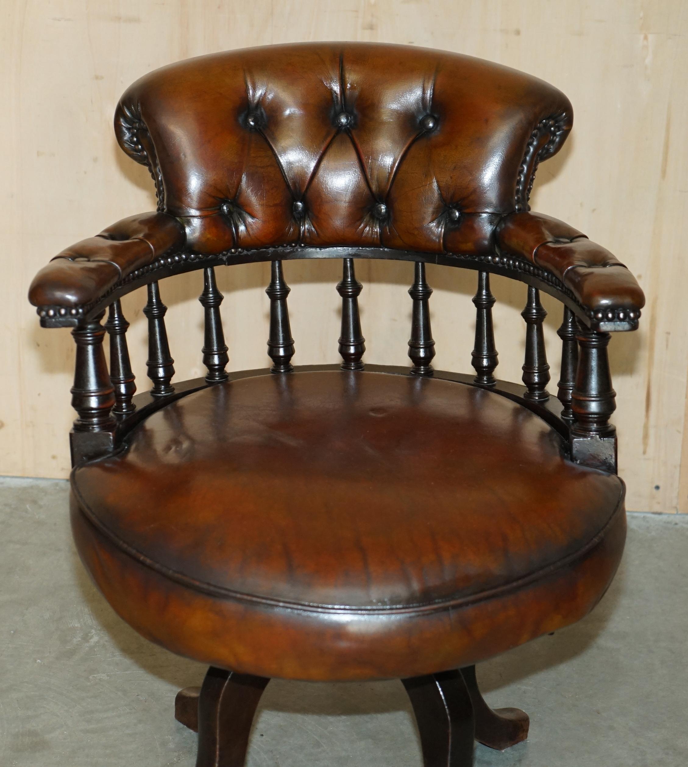 Victorien Antiquities ViCTORIAN FULLY RESTORED CHESTERFIELD CAPTAINS CHAIR EN CUIR BRUN en vente