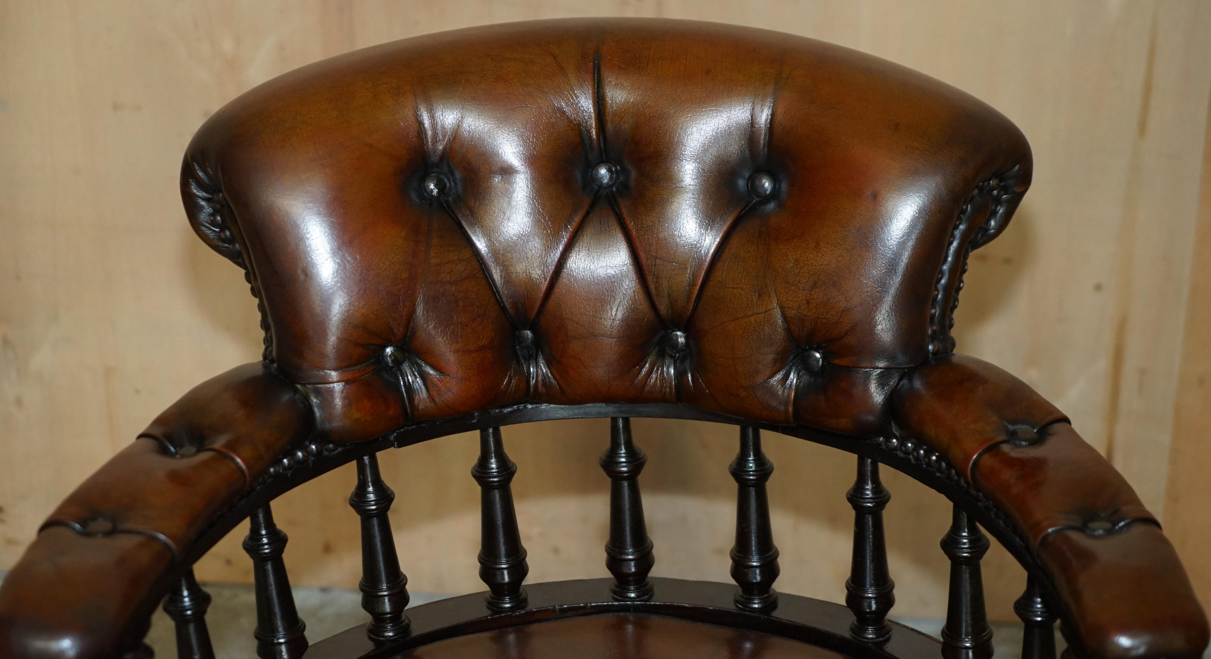 Anglais Antiquities ViCTORIAN FULLY RESTORED CHESTERFIELD CAPTAINS CHAIR EN CUIR BRUN en vente