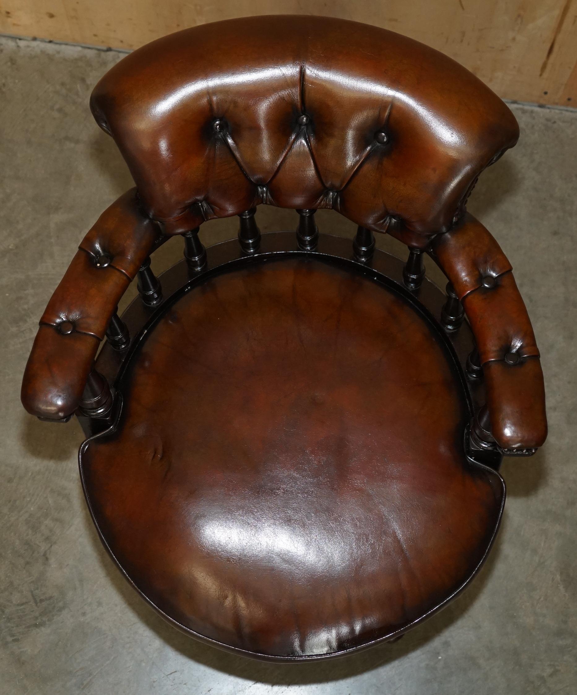 Fait main Antiquities ViCTORIAN FULLY RESTORED CHESTERFIELD CAPTAINS CHAIR EN CUIR BRUN en vente