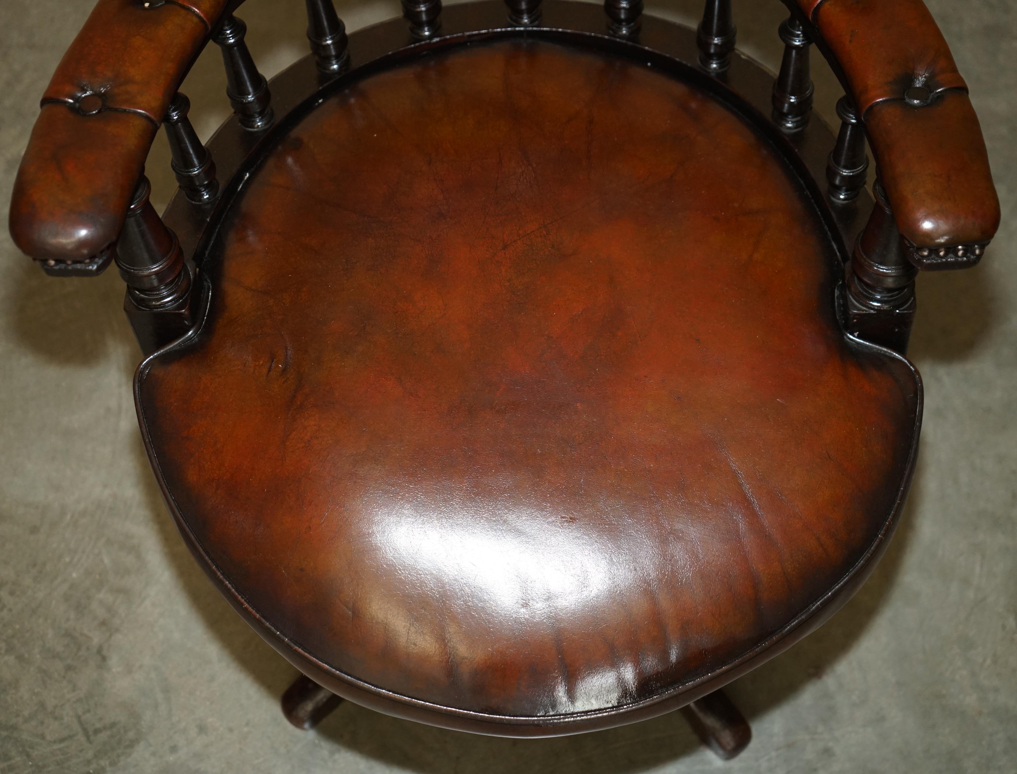 Antiquities ViCTORIAN FULLY RESTORED CHESTERFIELD CAPTAINS CHAIR EN CUIR BRUN Bon état - En vente à West Sussex, Pulborough