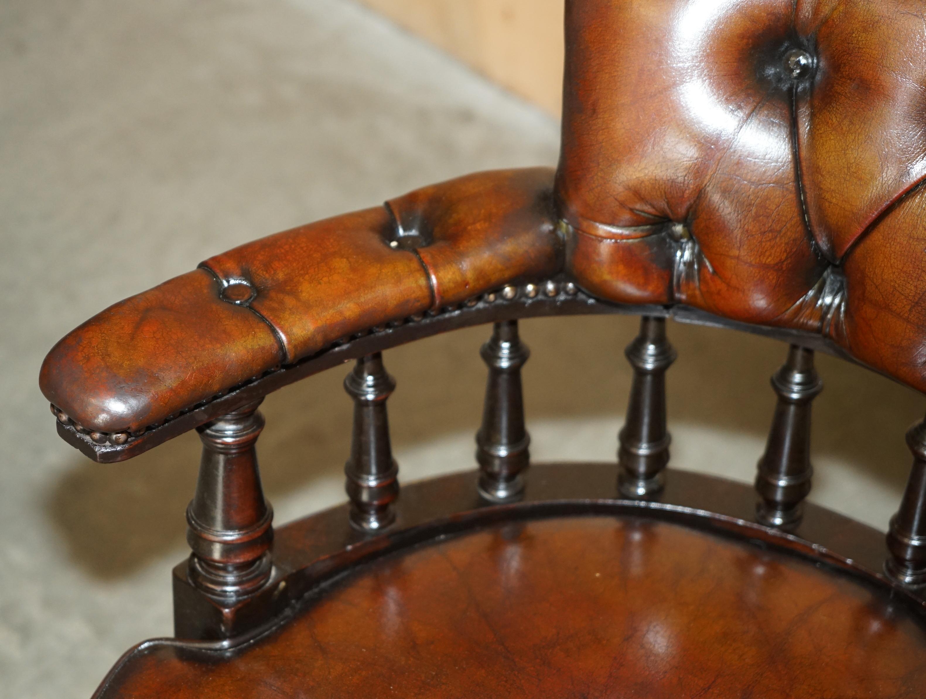 Fin du XIXe siècle Antiquities ViCTORIAN FULLY RESTORED CHESTERFIELD CAPTAINS CHAIR EN CUIR BRUN en vente
