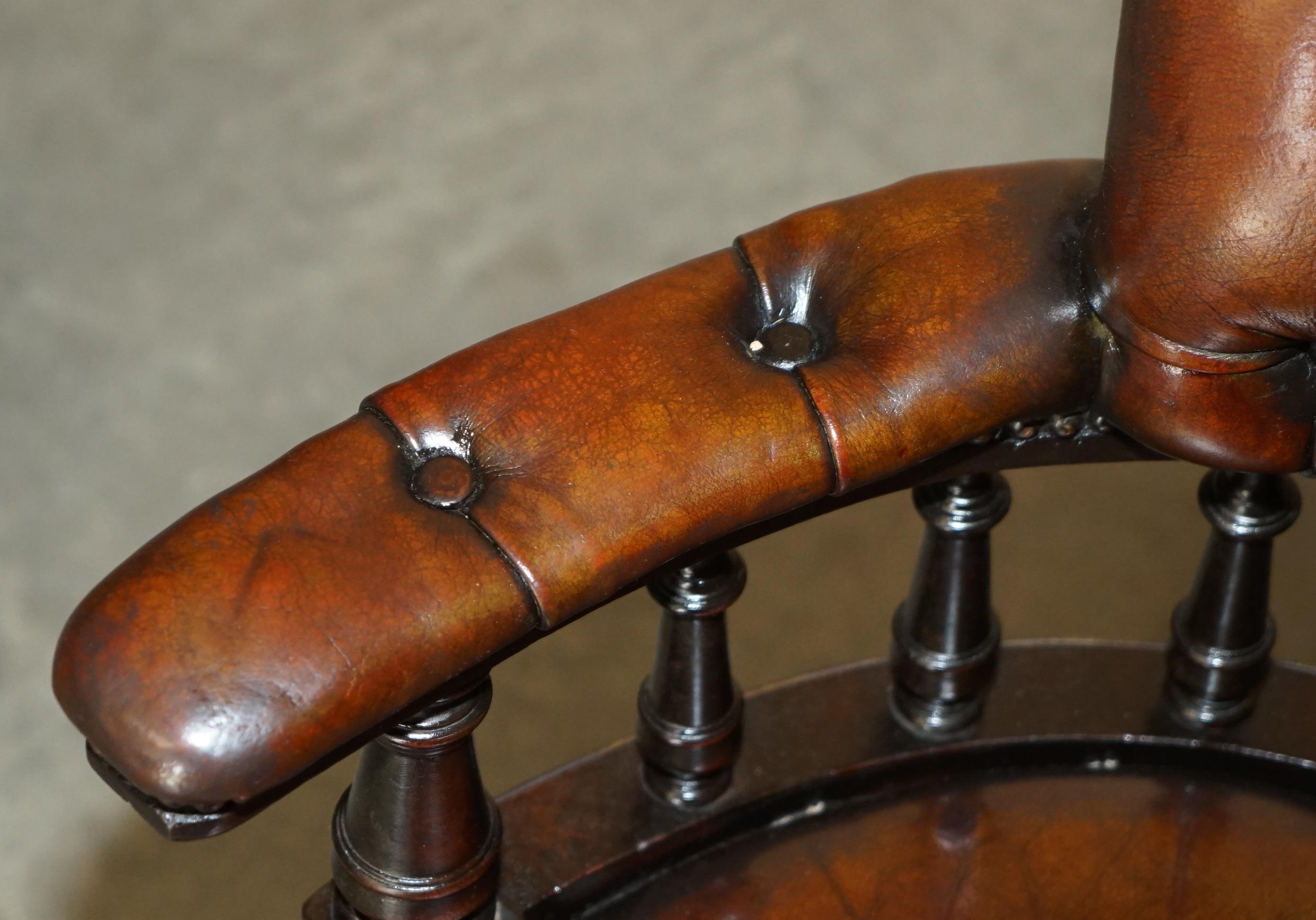Cuir Antiquities ViCTORIAN FULLY RESTORED CHESTERFIELD CAPTAINS CHAIR EN CUIR BRUN en vente