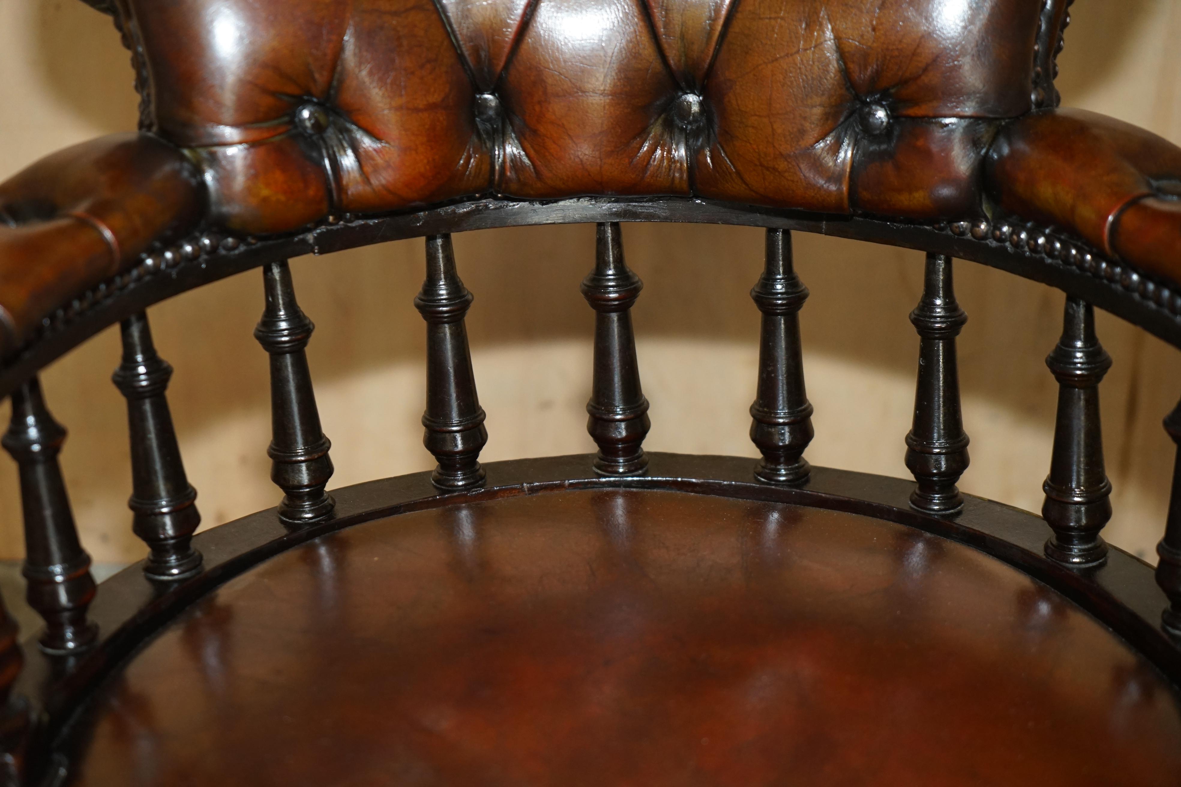 Antiquities ViCTORIAN FULLY RESTORED CHESTERFIELD CAPTAINS CHAIR EN CUIR BRUN en vente 1