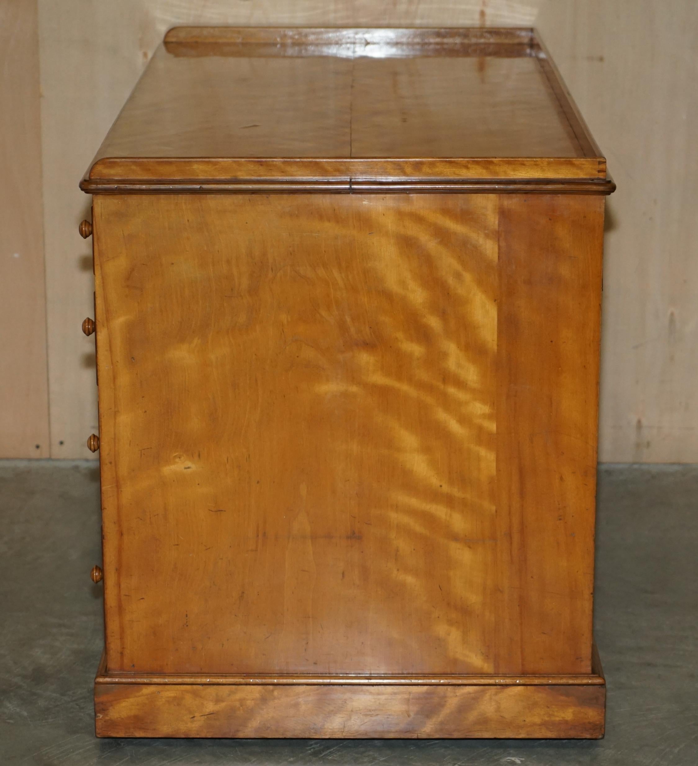 ANTIQUE VICTORIAN FULLY STAMPED MORRIS & CO CIRCA 1880 SATiNWOOD PEDESTAL DESK For Sale 8