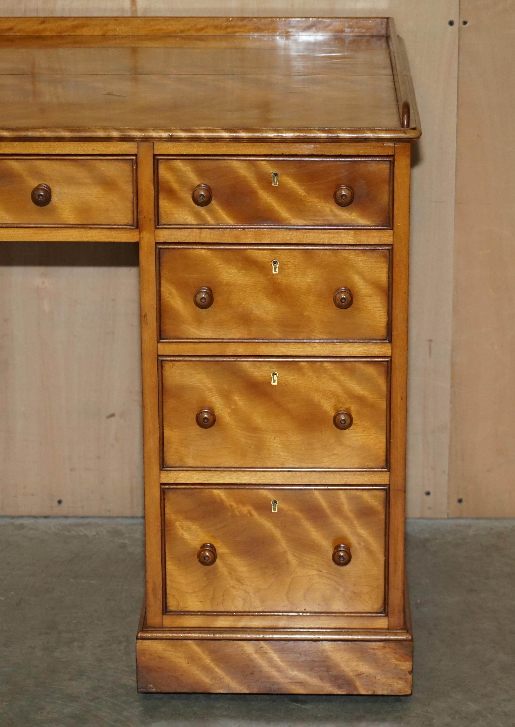 ANTIQUE VICTORIAN FULLY STAMPED MORRIS & CO CIRCA 1880 SATiNWOOD PEDESTAL DESK (Spätes 19. Jahrhundert) im Angebot