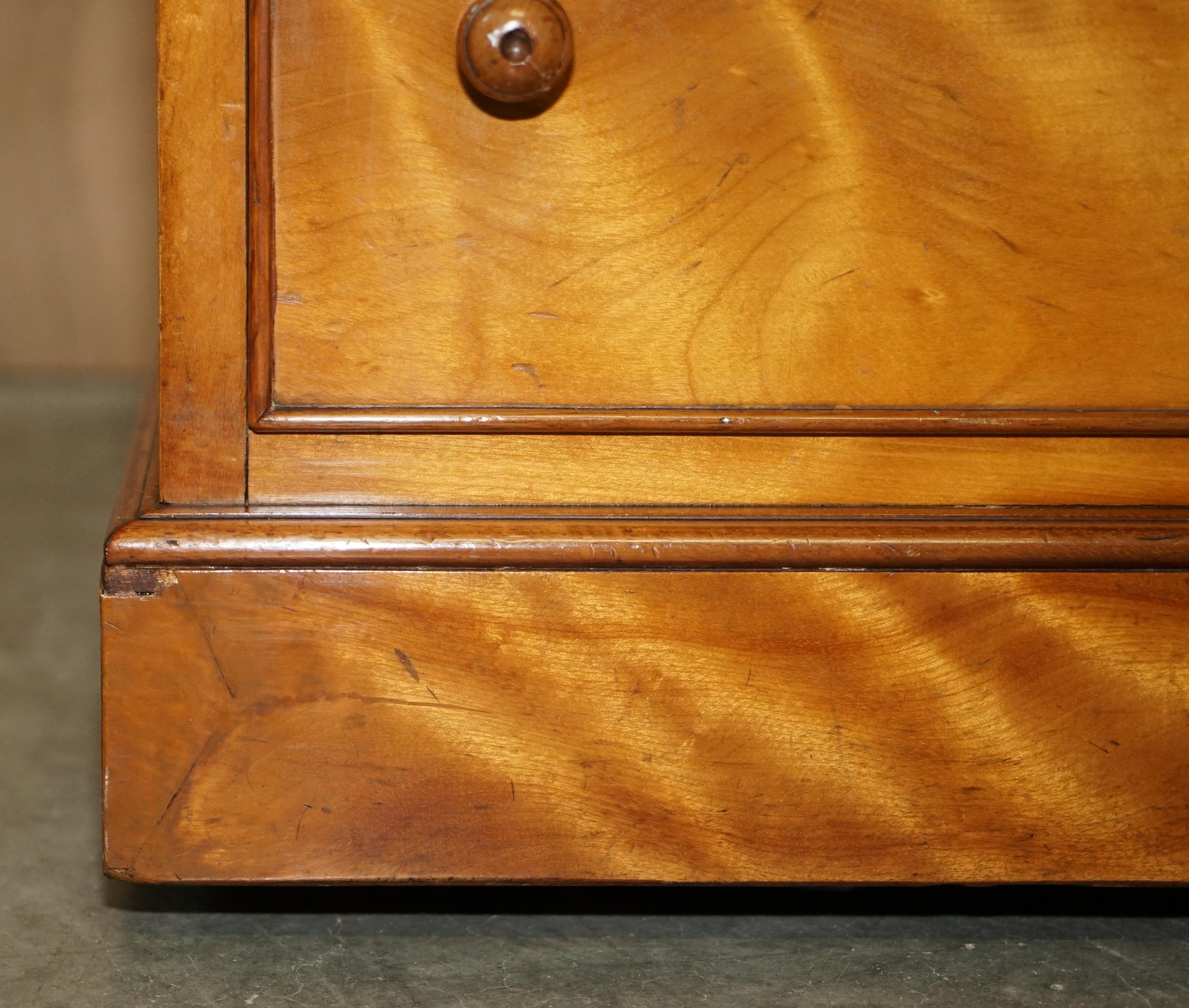 ANTIQUE VICTORIAN FULLY STAMPED MORRIS & CO CIRCA 1880 SATiNWOOD PEDESTAL DESK For Sale 1