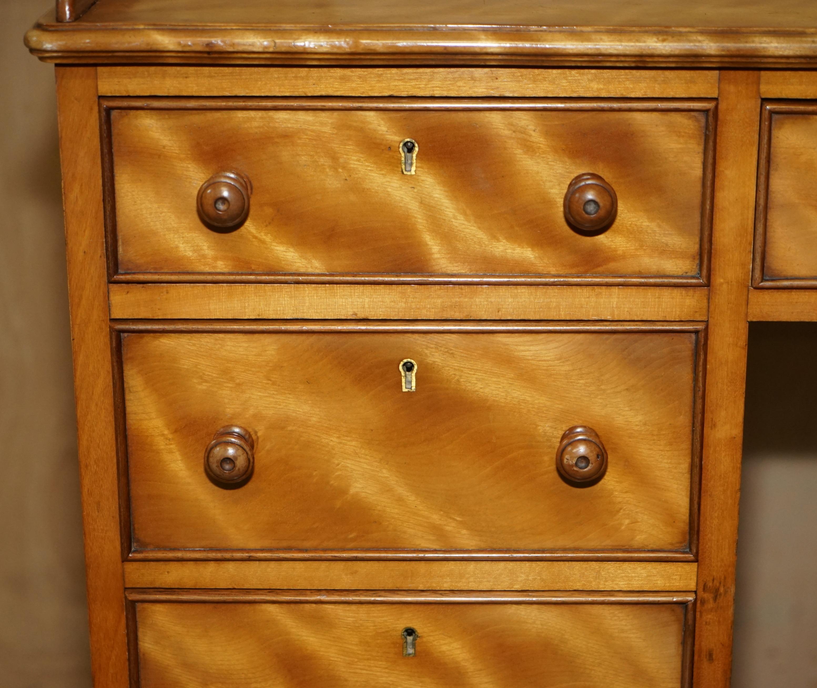 ANTIQUE VICTORIAN FULLY STAMPED MORRIS & CO CIRCA 1880 SATiNWOOD PEDESTAL DESK For Sale 2