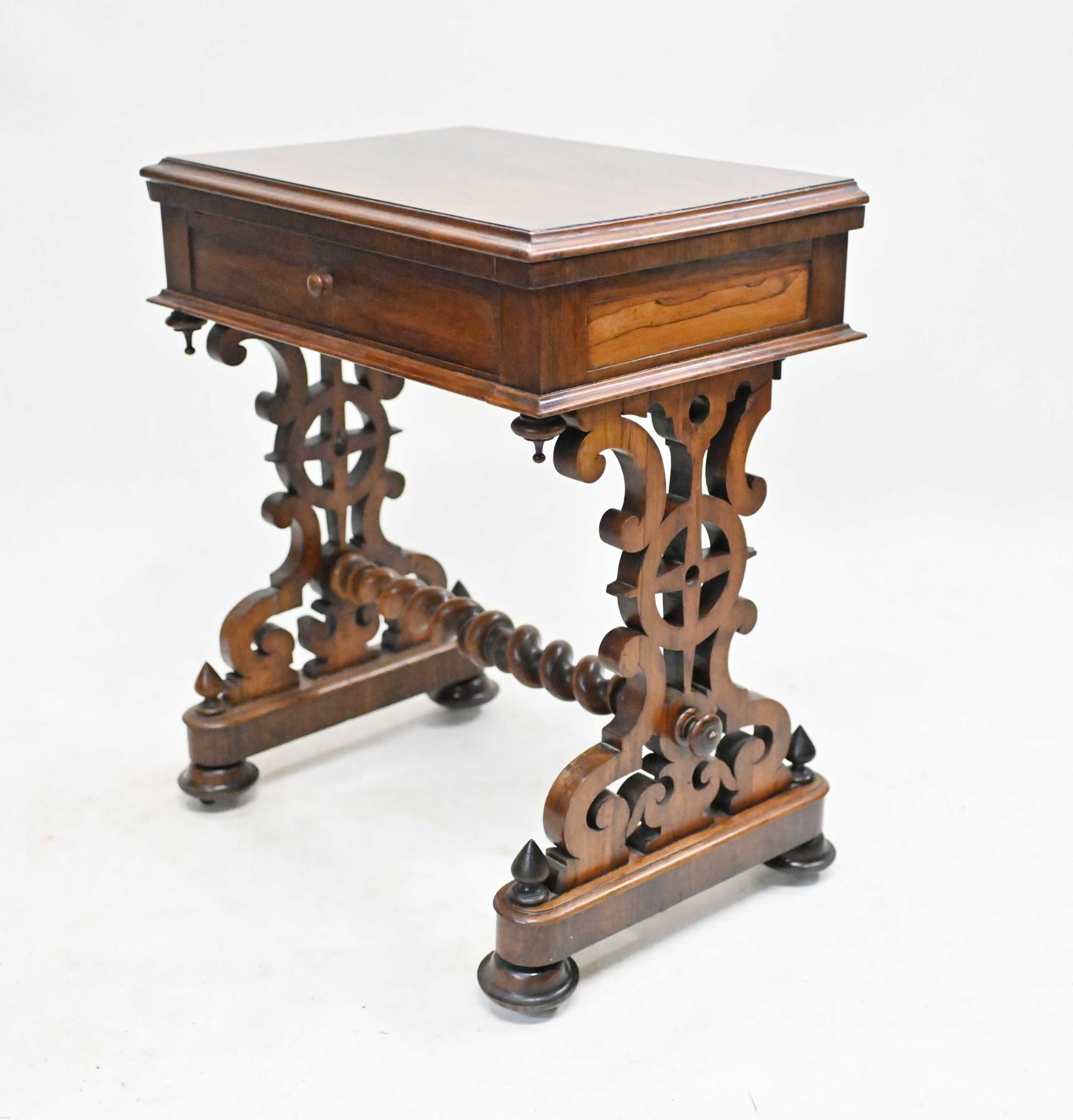 Elegante table de jeu du début de l'époque victorienne avec châssis en torsion d'orge
Table à jeux en palissandre avec un plateau et un dos de gammon incrusté d'un rabat rabattable
Nous datons cette pièce d'environ 1840.
Très solide et robuste,