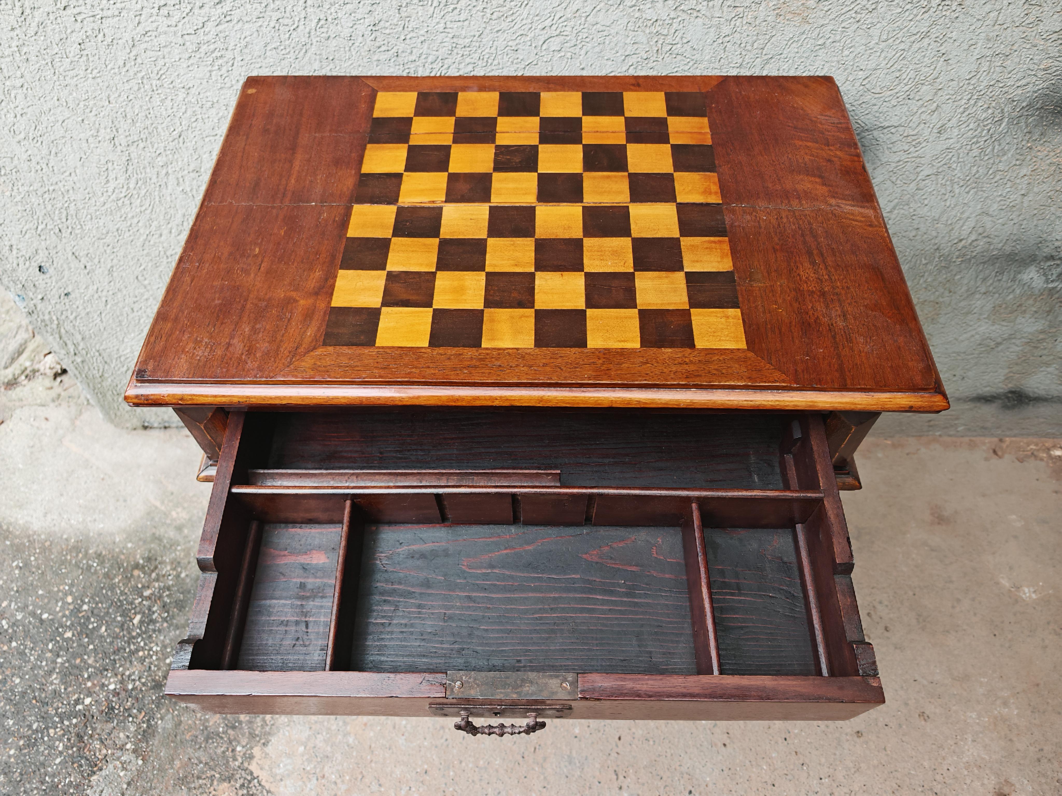 Antique Victorian Gaming Table for chess and card games, England 19th Century In Good Condition For Sale In Beograd, RS
