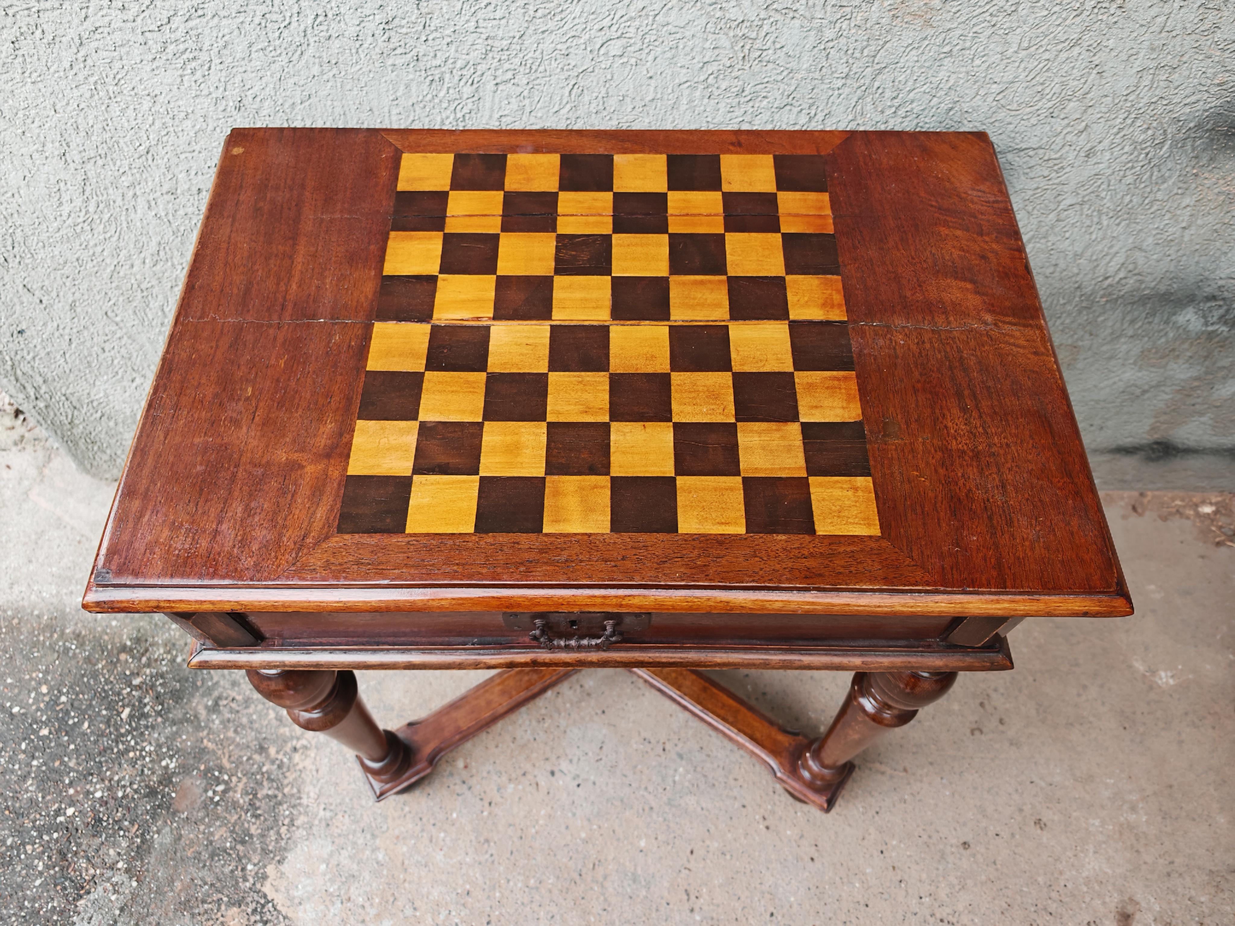 Antique Victorian Gaming Table for chess and card games, England 19th Century For Sale 2