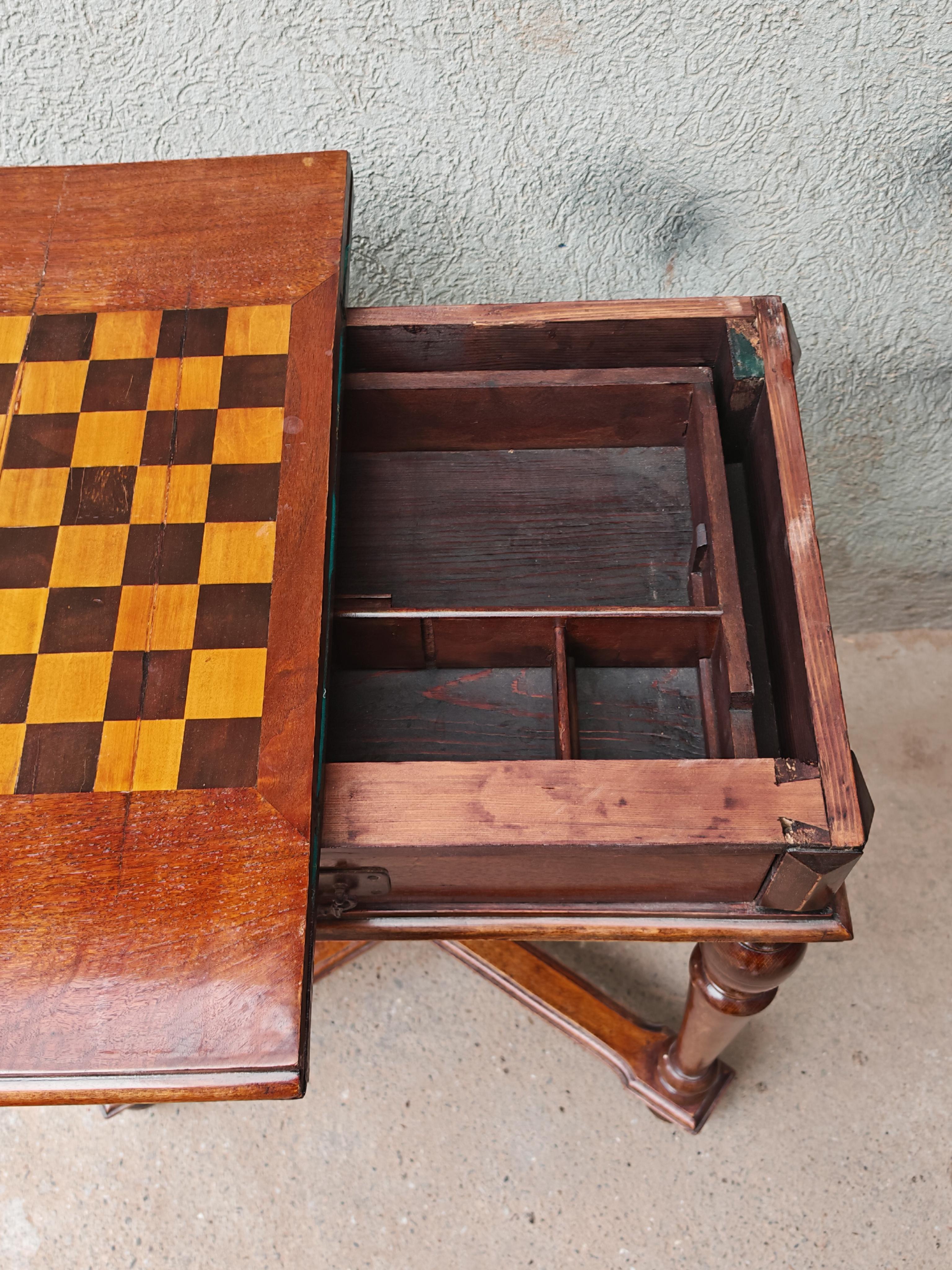 Antique Victorian Gaming Table for chess and card games, England 19th Century For Sale 4
