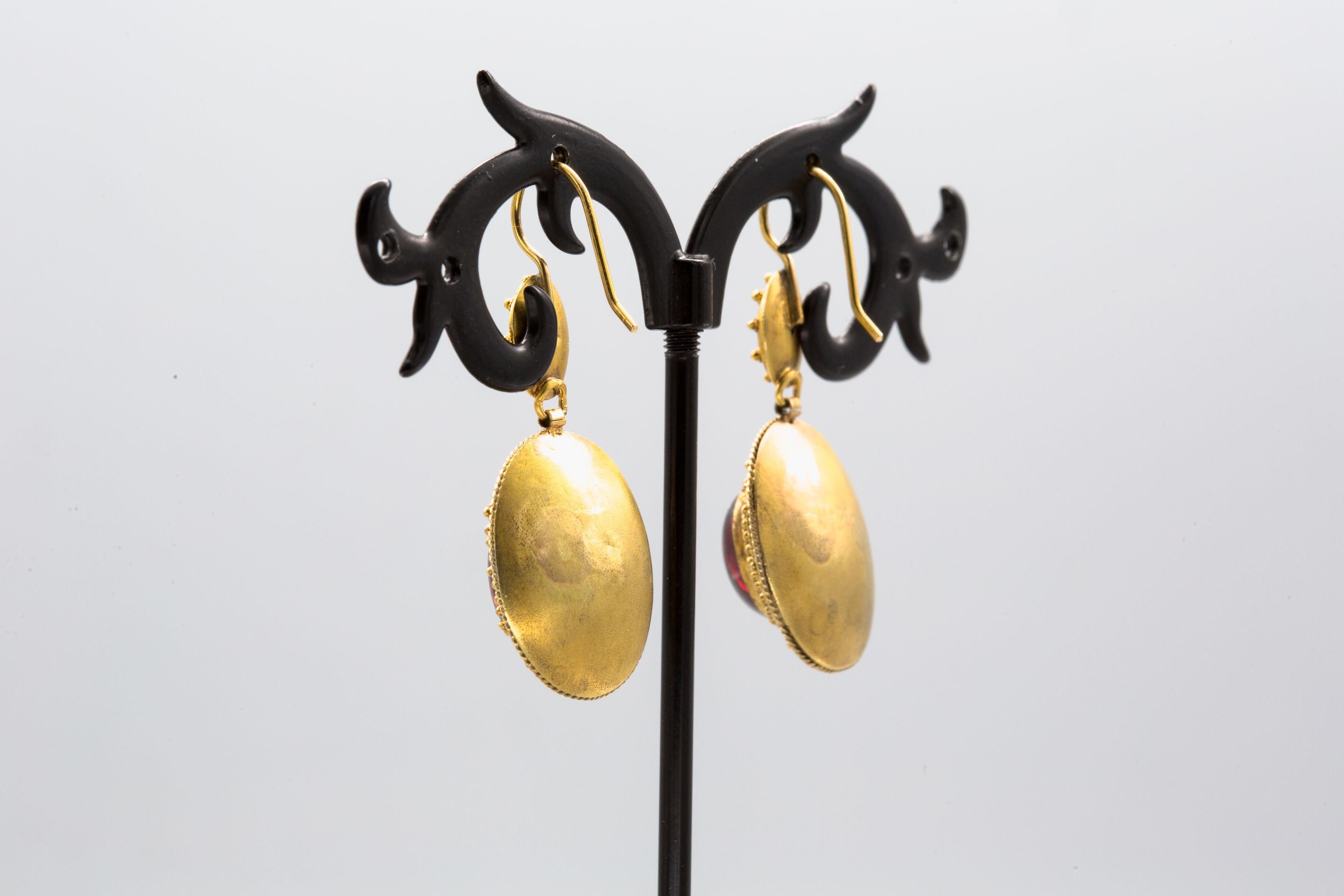 Cabochon Orecchini antichi vittoriani con granato in oro giallo 14 carati in vendita
