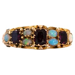 Anillo Victoriano Antiguo de Oro de 15 ct Granate Ópalo