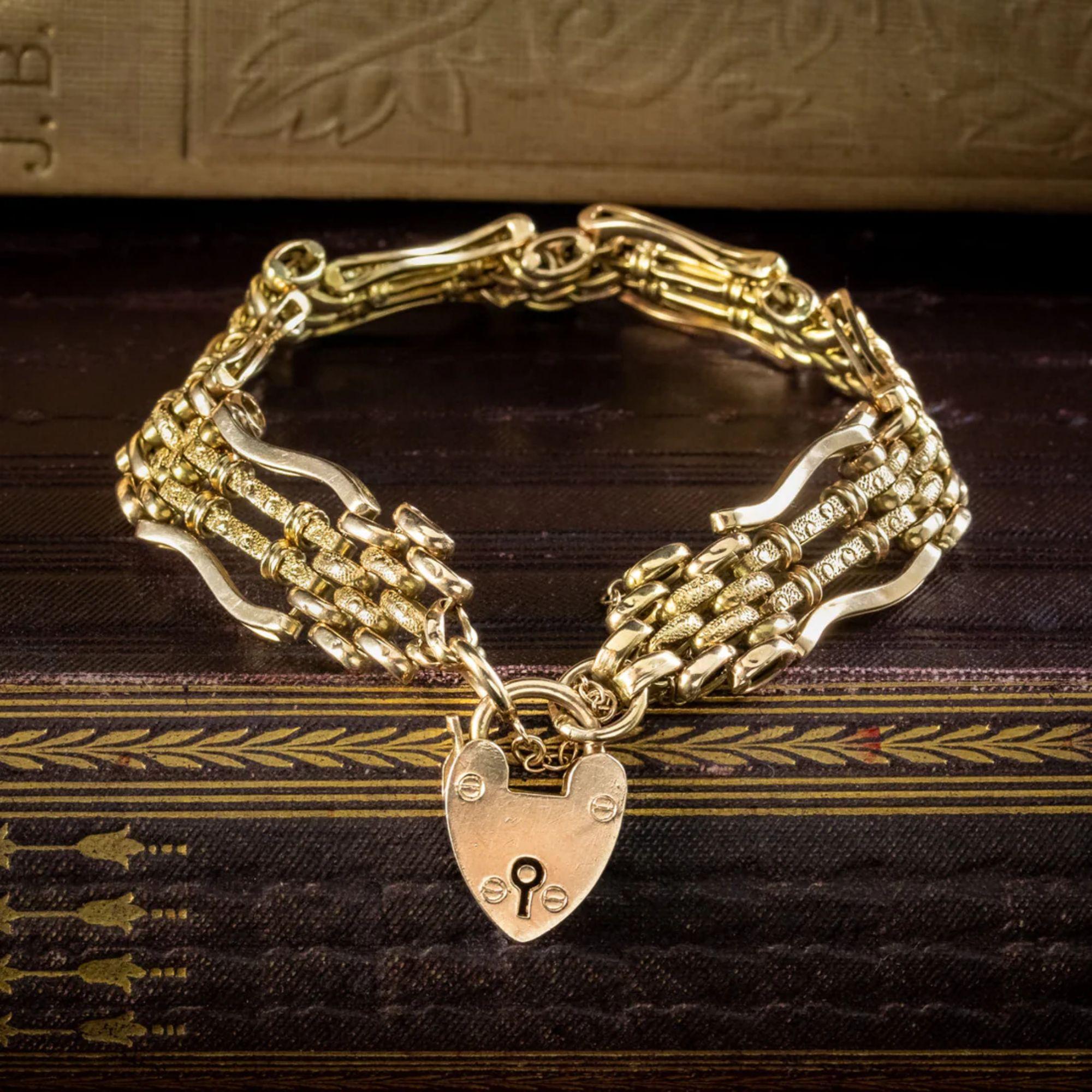 Antique Victorian Gate Bracelet in 9 Carat Gold with Heart Padlock, circa 1900 In Good Condition For Sale In Kendal, GB