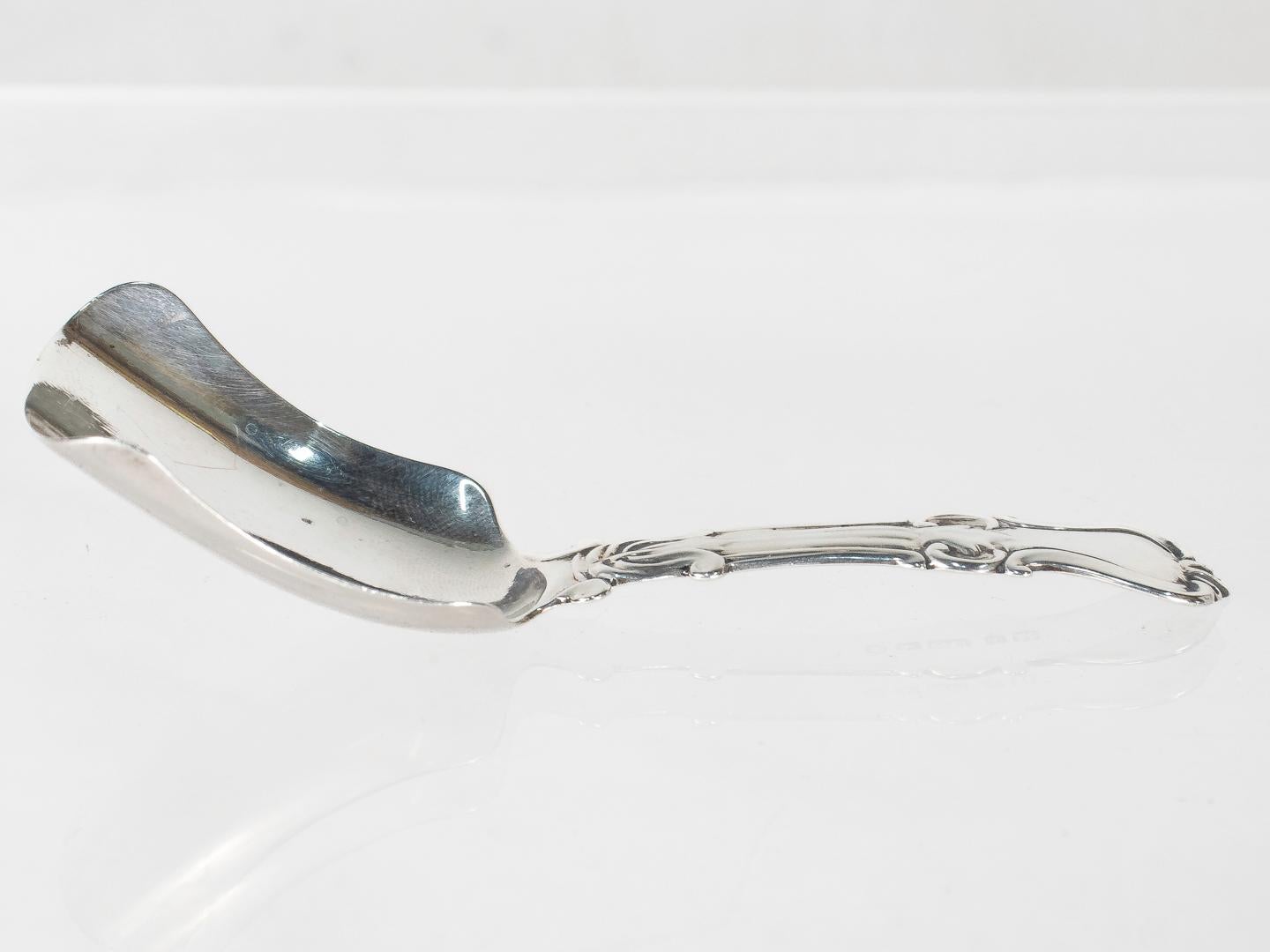 A fine early Victorian tea caddy spoon.

In sterling silver.

With a shovel shaped bowl and a scrolled handle. 

By George Unite of Birmingham, England in 1840.

Simply a wonderful sterling tea accessory from early in the Victorian