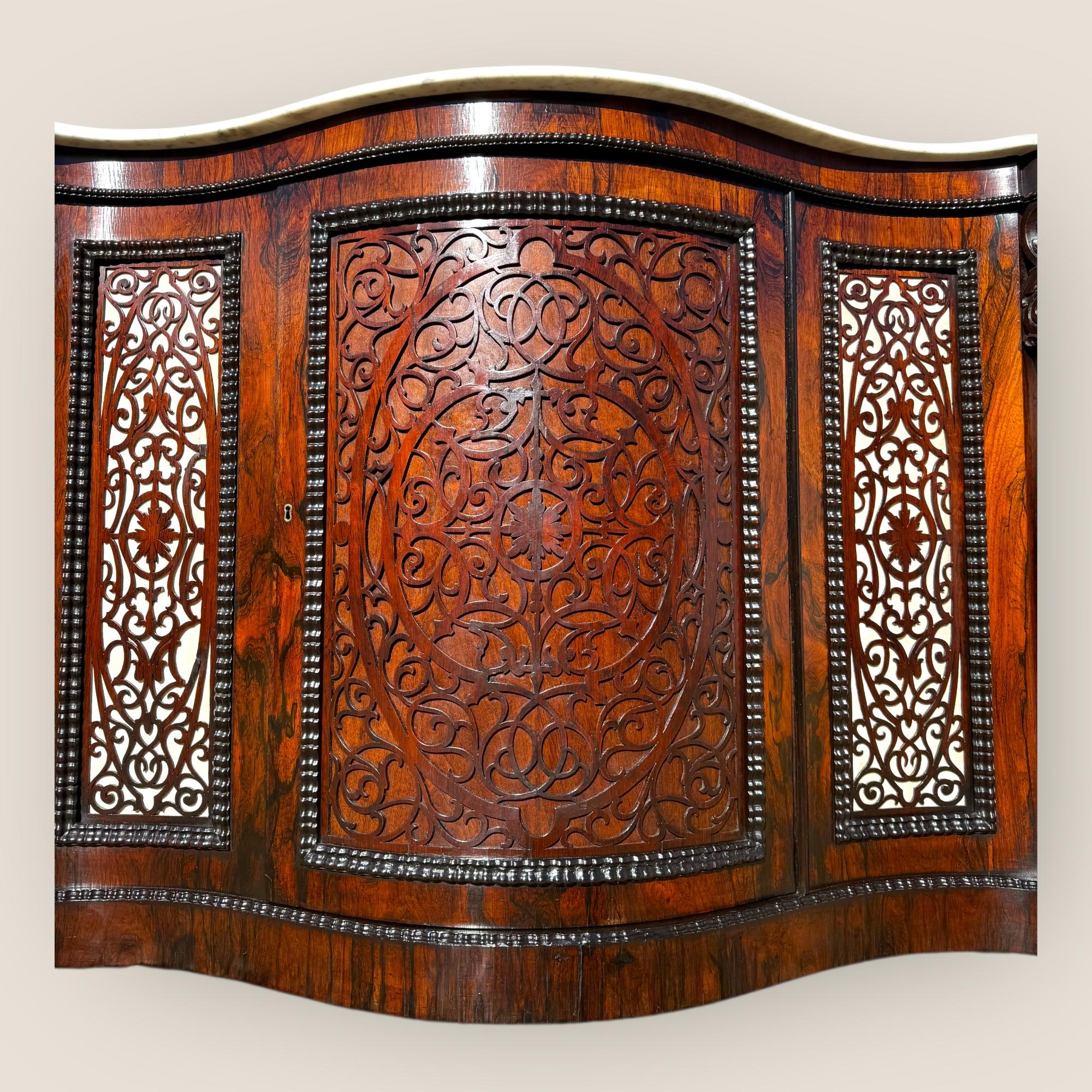 Antique Victorian Gillows Rosewood Credenza Sideboard – Serpentine Marble Top Británico en venta