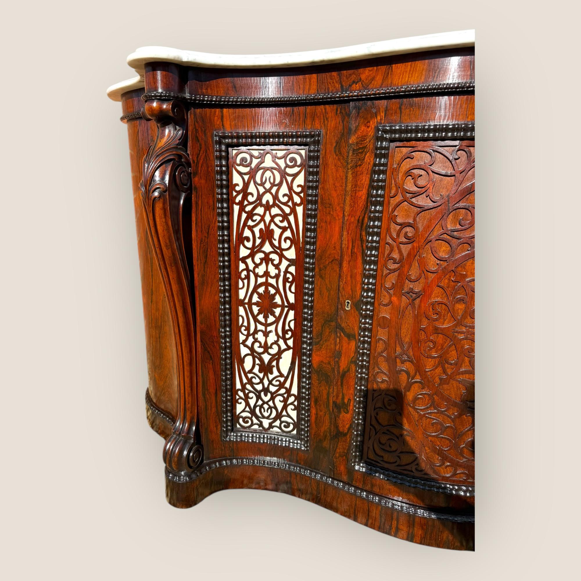 Antique Victorian Gillows Rosewood Credenza Sideboard – Serpentine Marble Top en Bueno estado para la venta en King's Lynn, GB