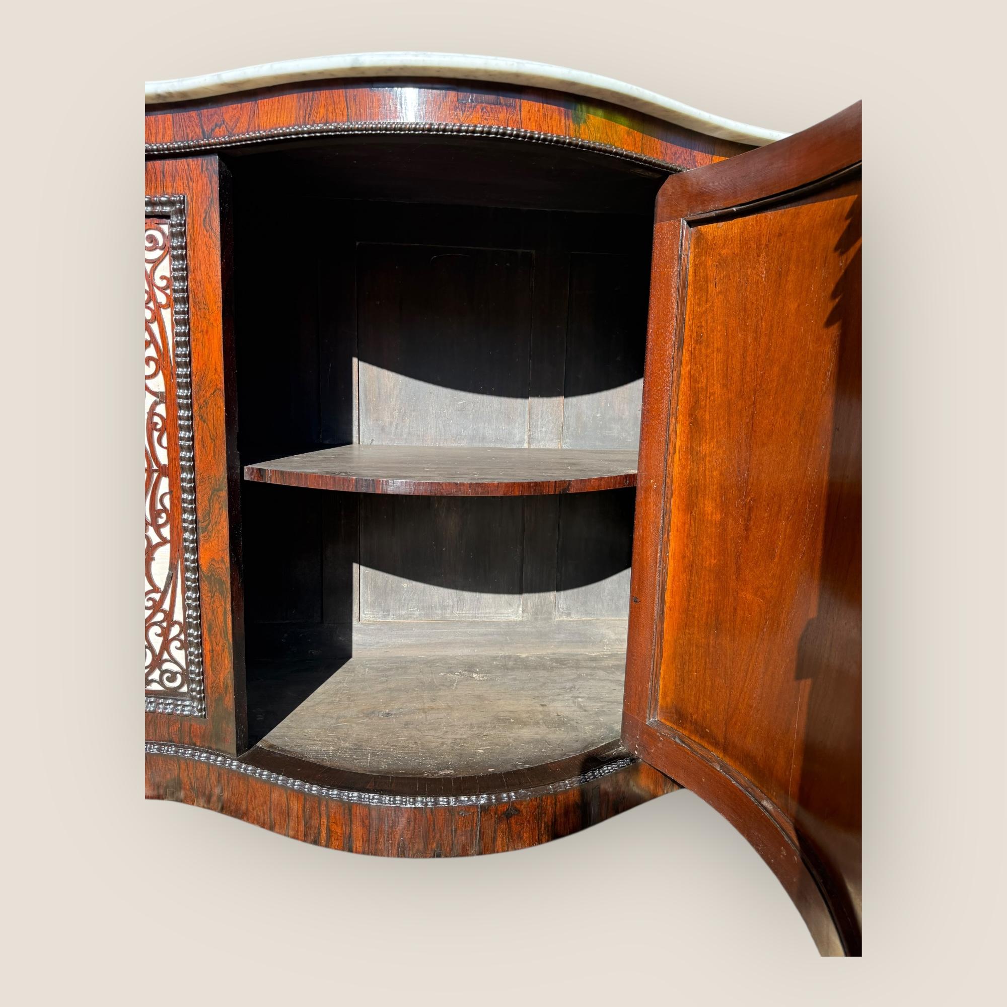 Antique Victorian Gillows Rosewood Credenza Sideboard – Serpentine Marble Top siglo XIX en venta