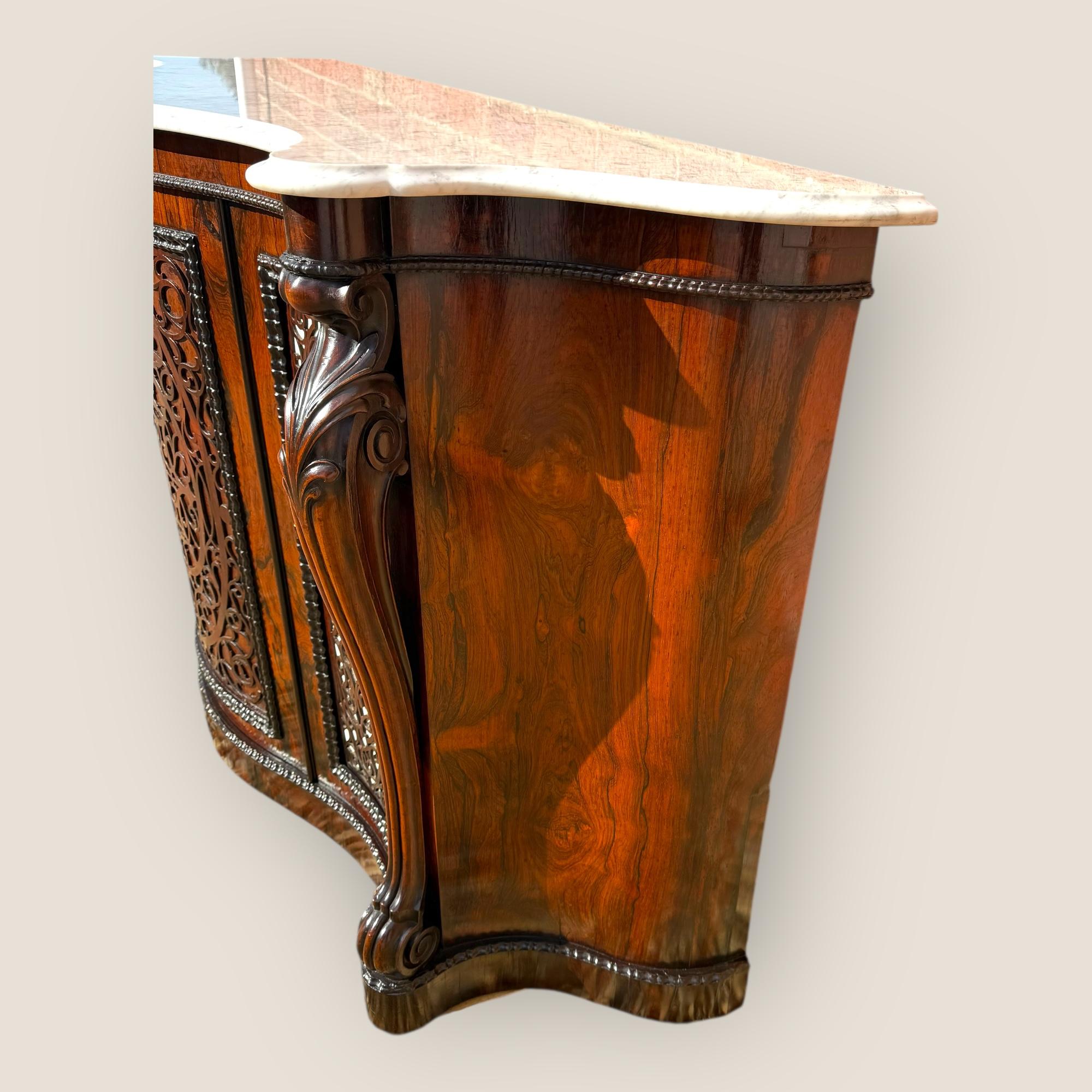 Antique Victorian Gillows Rosewood Credenza Sideboard – Serpentine Marble Top en venta 1