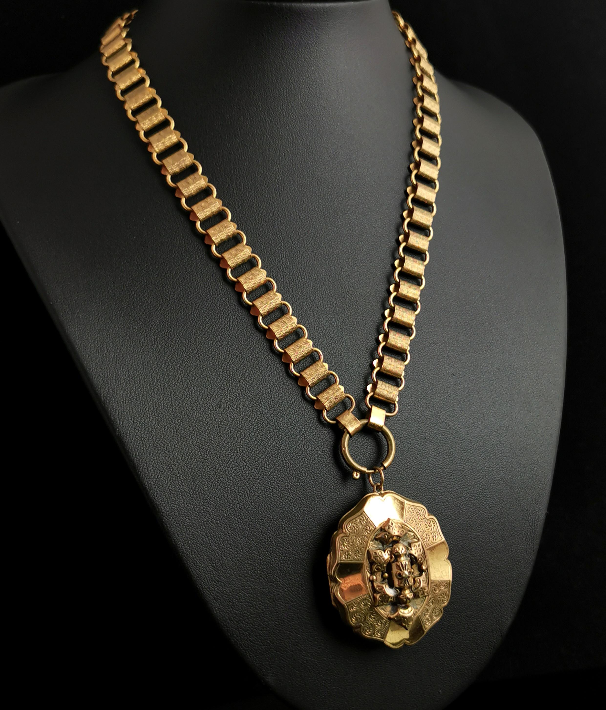 Antique Victorian Gilt Locket and Book Chain Necklace In Fair Condition In NEWARK, GB