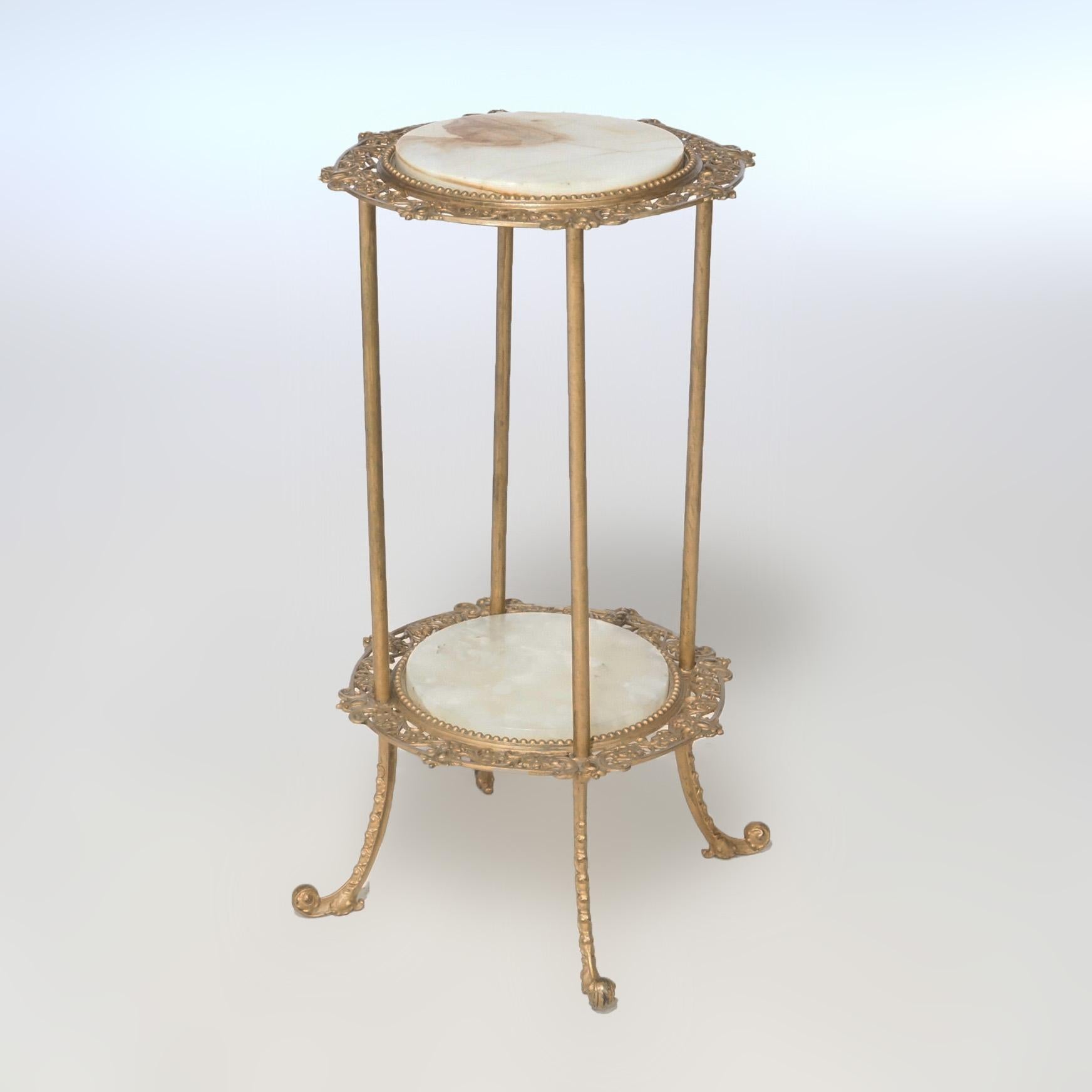 Un ancien stand victorien offre un cadre en métal doré avec des inserts en onyx et des cadres de feuillage en fonte dorée, vers 1890.

Mesures - 30 