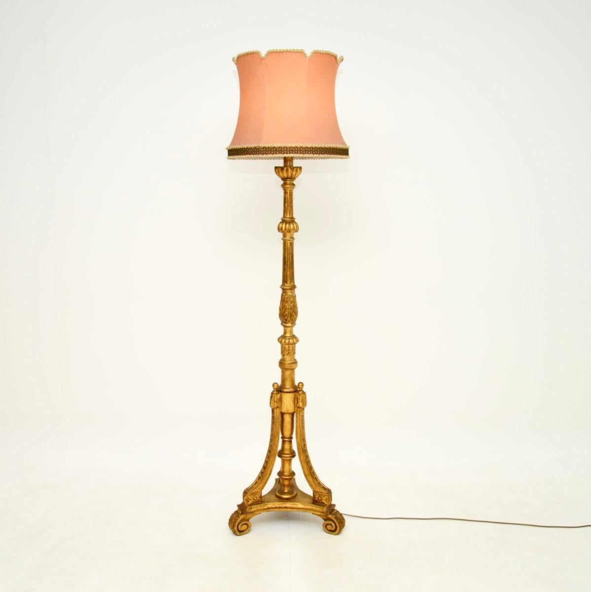 Un superbe lampadaire en bois doré de l'époque victorienne. Fabriqué en Angleterre, il date d'environ la période 1890-1900.

Il est d'une superbe qualité et présente des détails fins et complexes. Le cadre en bois massif présente une magnifique