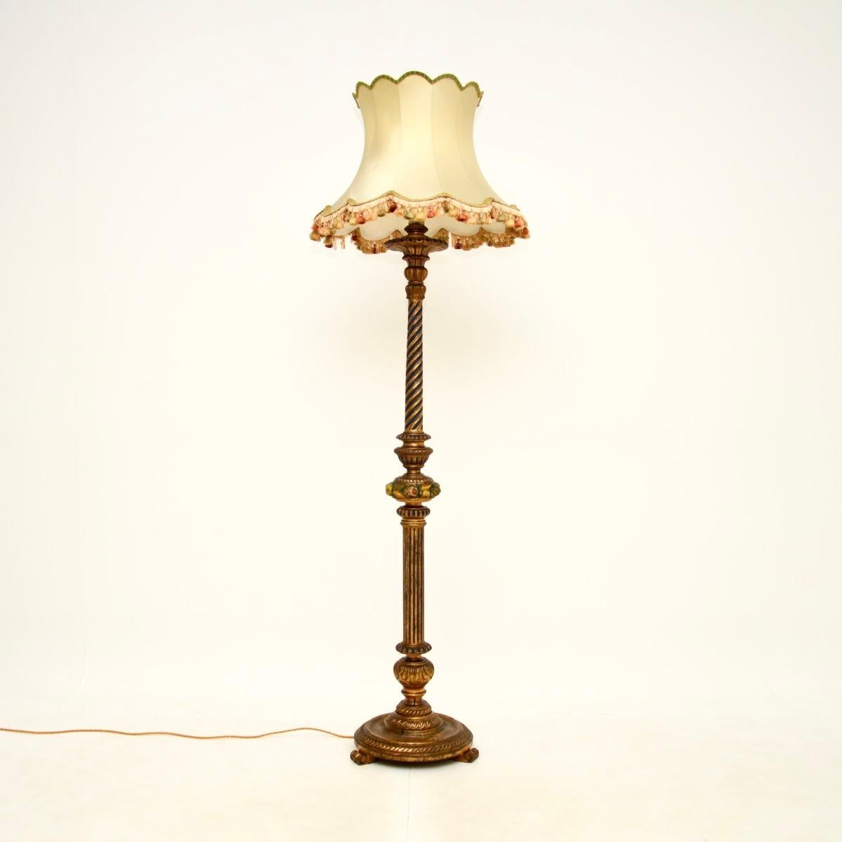 An absolutely stunning antique Victorian gilt wood floor lamp. This was made in England, it dates from around the 1890-1900 period.

It is of superb quality with fine and intricate details. The solid wood frame has a gorgeous gilded finish, which is