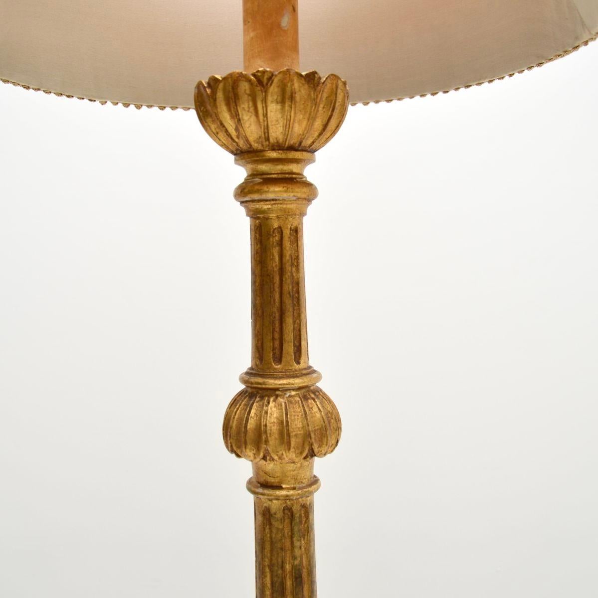 Britannique Lampadaire victorien ancien en bois doré en vente