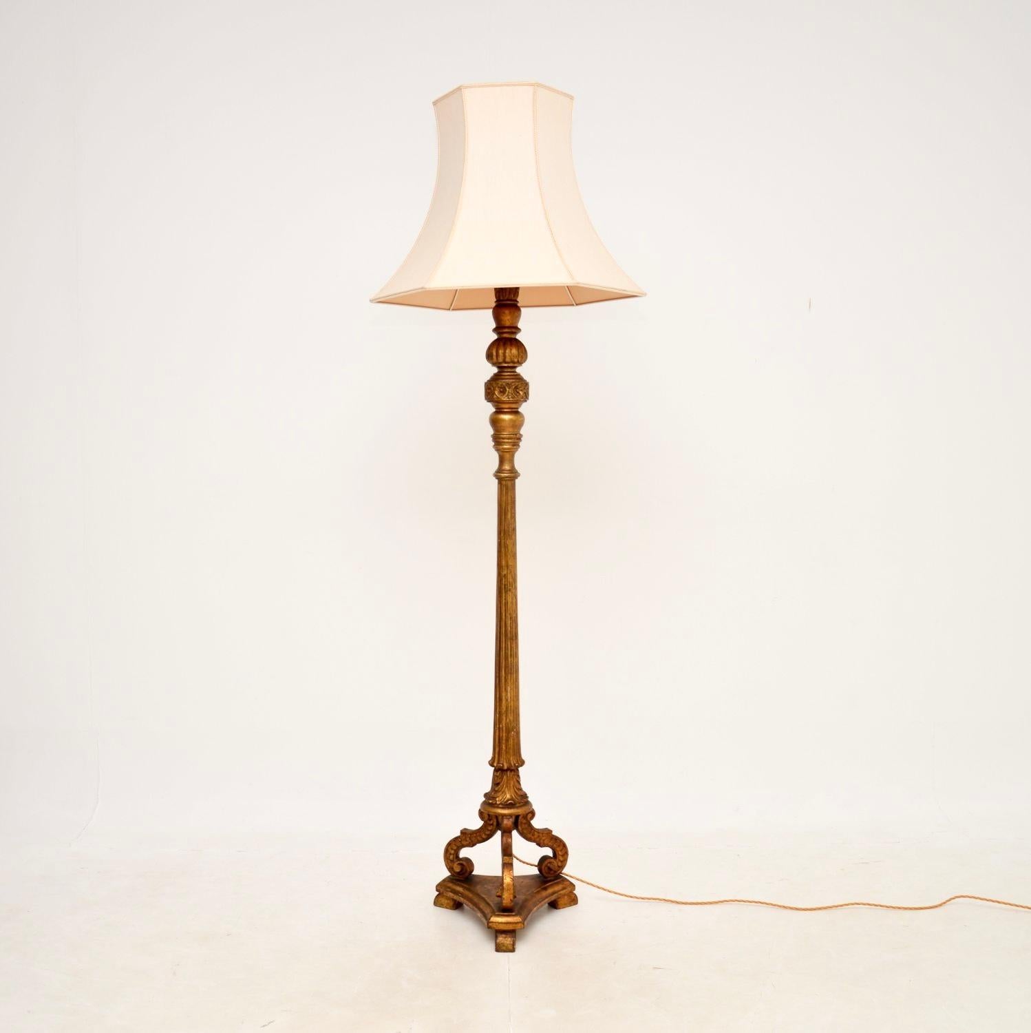 An absolutely stunning antique Victorian gilt wood floor lamp. This was made in England, it dates from around the 1890-1900 period.

It is of superb quality with fine and intricate details. The solid wood frame has a gorgeous gilded finish which has