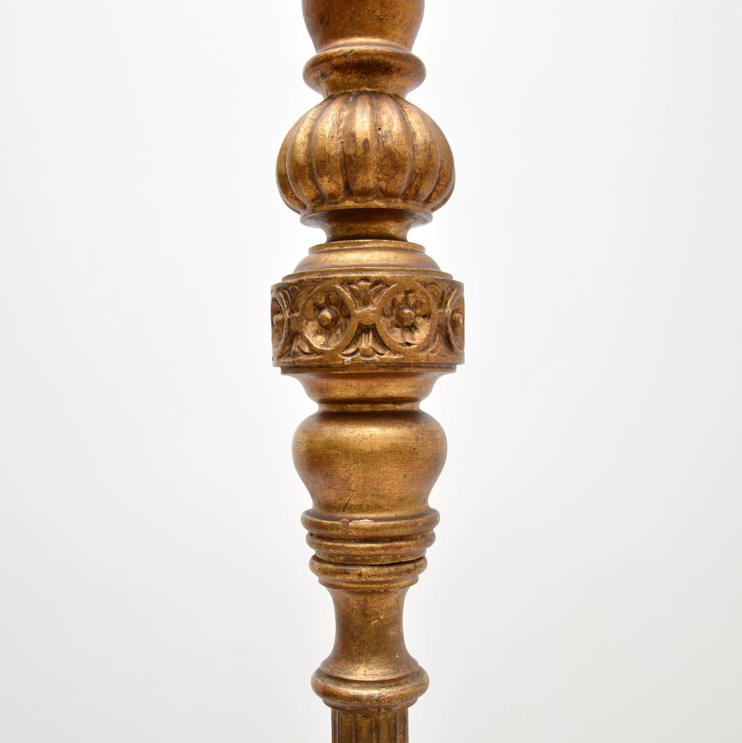 Lampadaire antique victorien en bois doré Bon état - En vente à London, GB