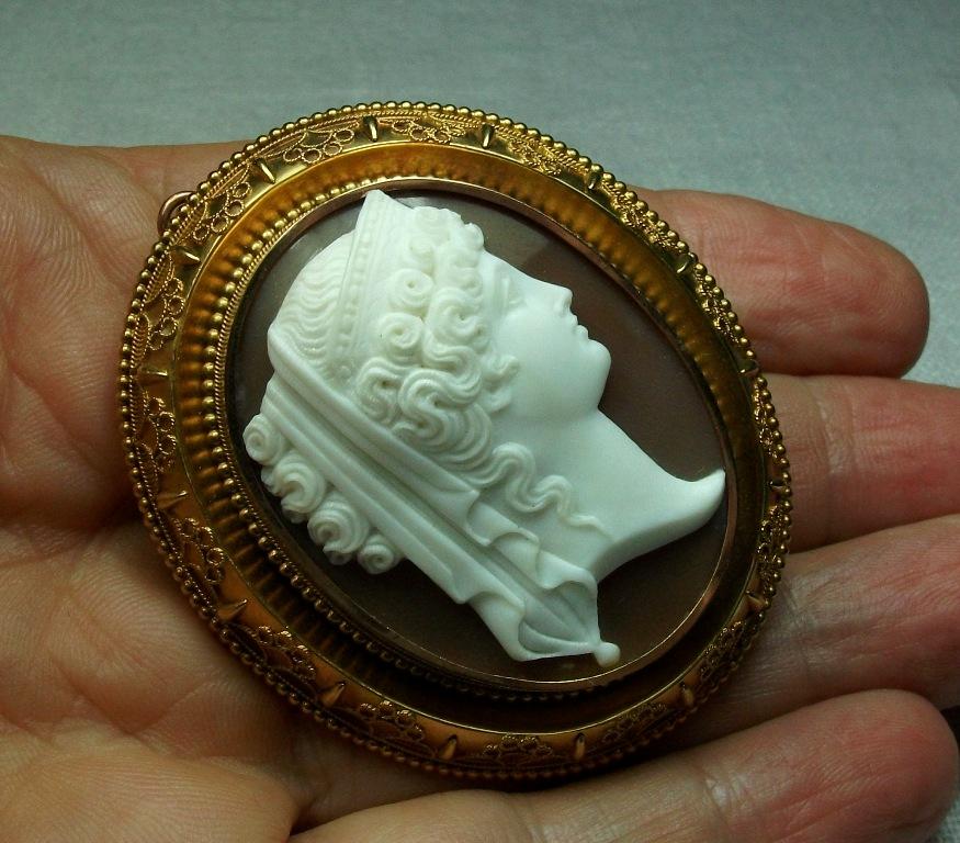 Antique Victorian Goddess Hera Shell Cameo Brooch In Excellent Condition In London, GB