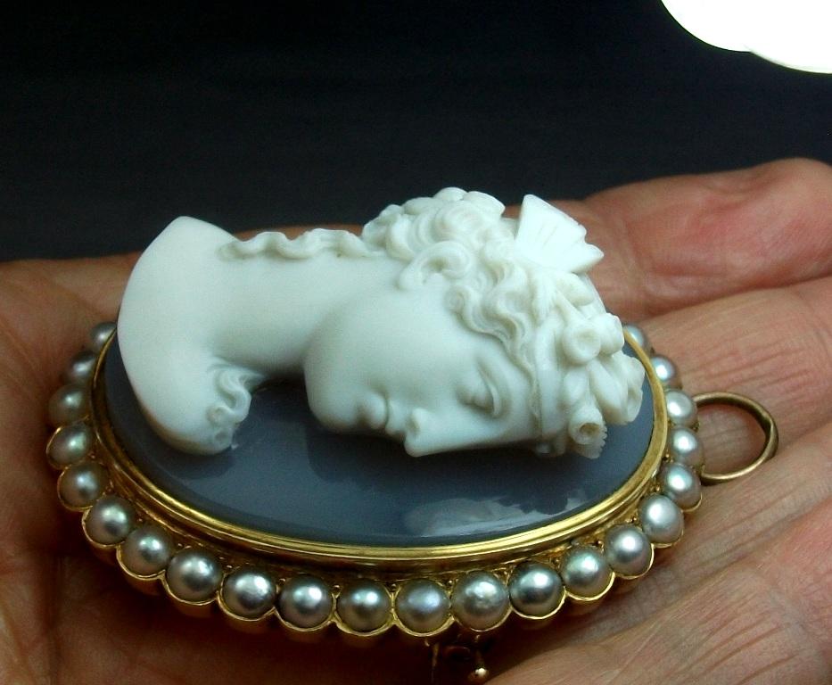 Antique Victorian Goddess Psyche Hard Stone Cameo Pendant Brooch In Excellent Condition For Sale In London, GB