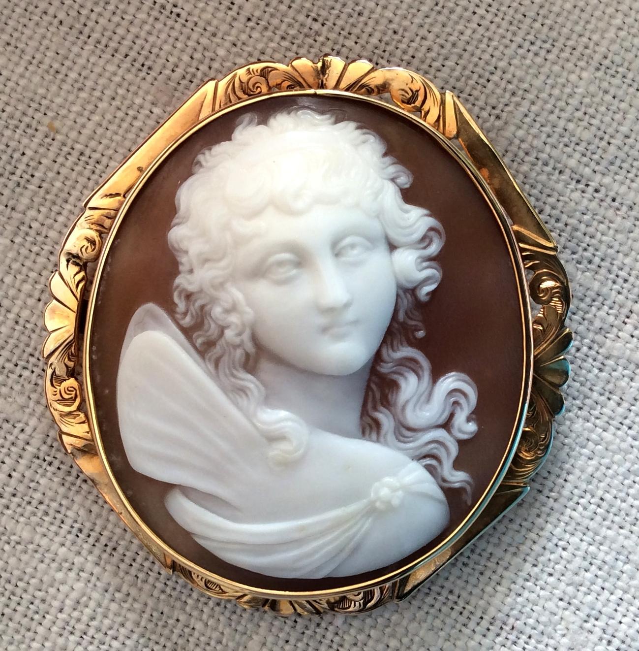 Antique Victorian Goddess Psyche Shell Cameo Brooch In Excellent Condition In London, GB