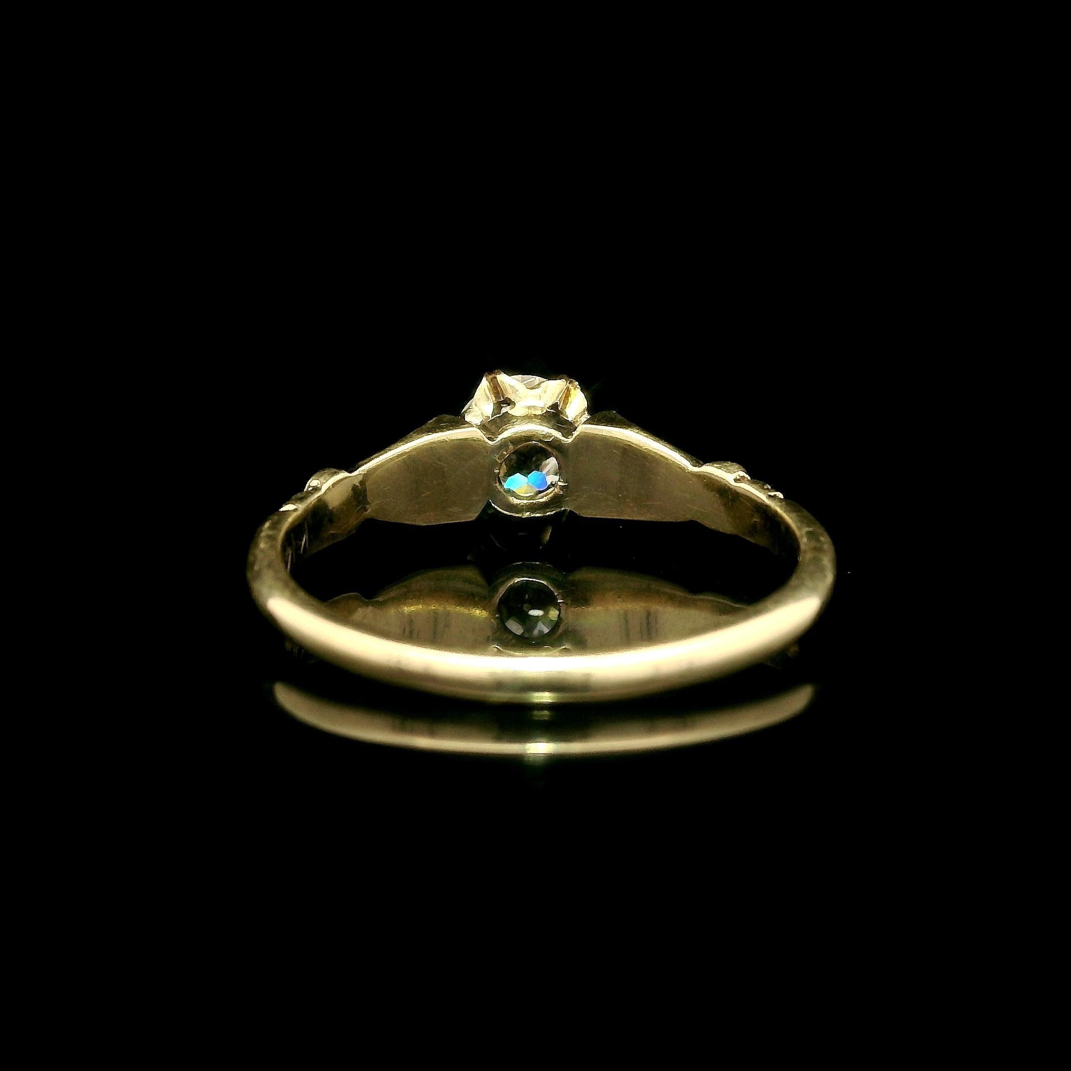 --Pierre(s) :...
(1) Diamant véritable naturel - taille européenne ancienne - serti à griffes - couleur J - pureté VS2 - 0,56 ct (approx.)

MATERIAL : Or jaune 14k massif 
Poids : 2 grammes
Taille de la bague : 6.0 (ajustée sur un doigt. Nous