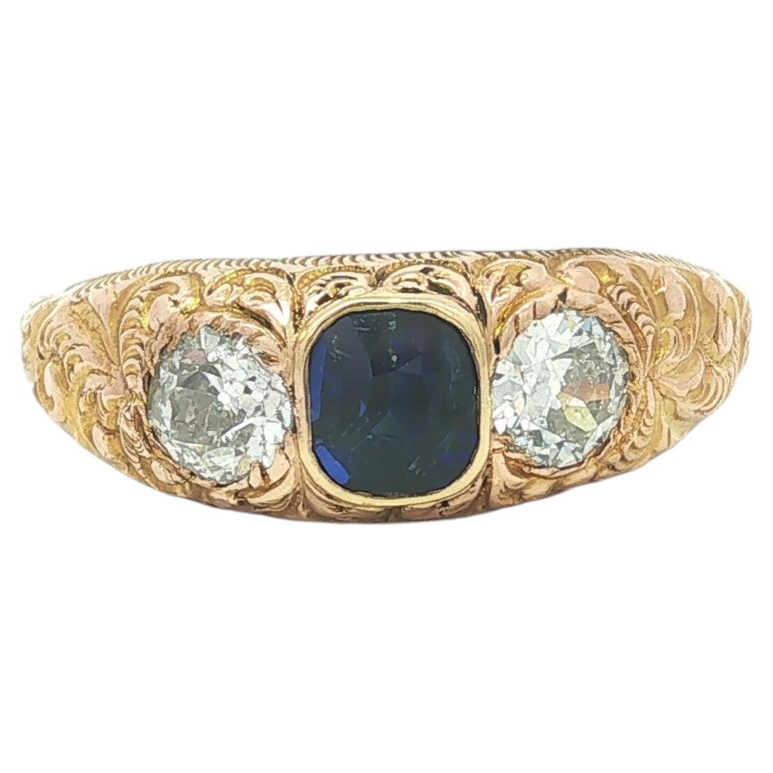 Bague victorienne ancienne en or, sertie de diamants taille ancienne et de saphirs pour un poids total de 1,82 carats, avec motif en repoussé