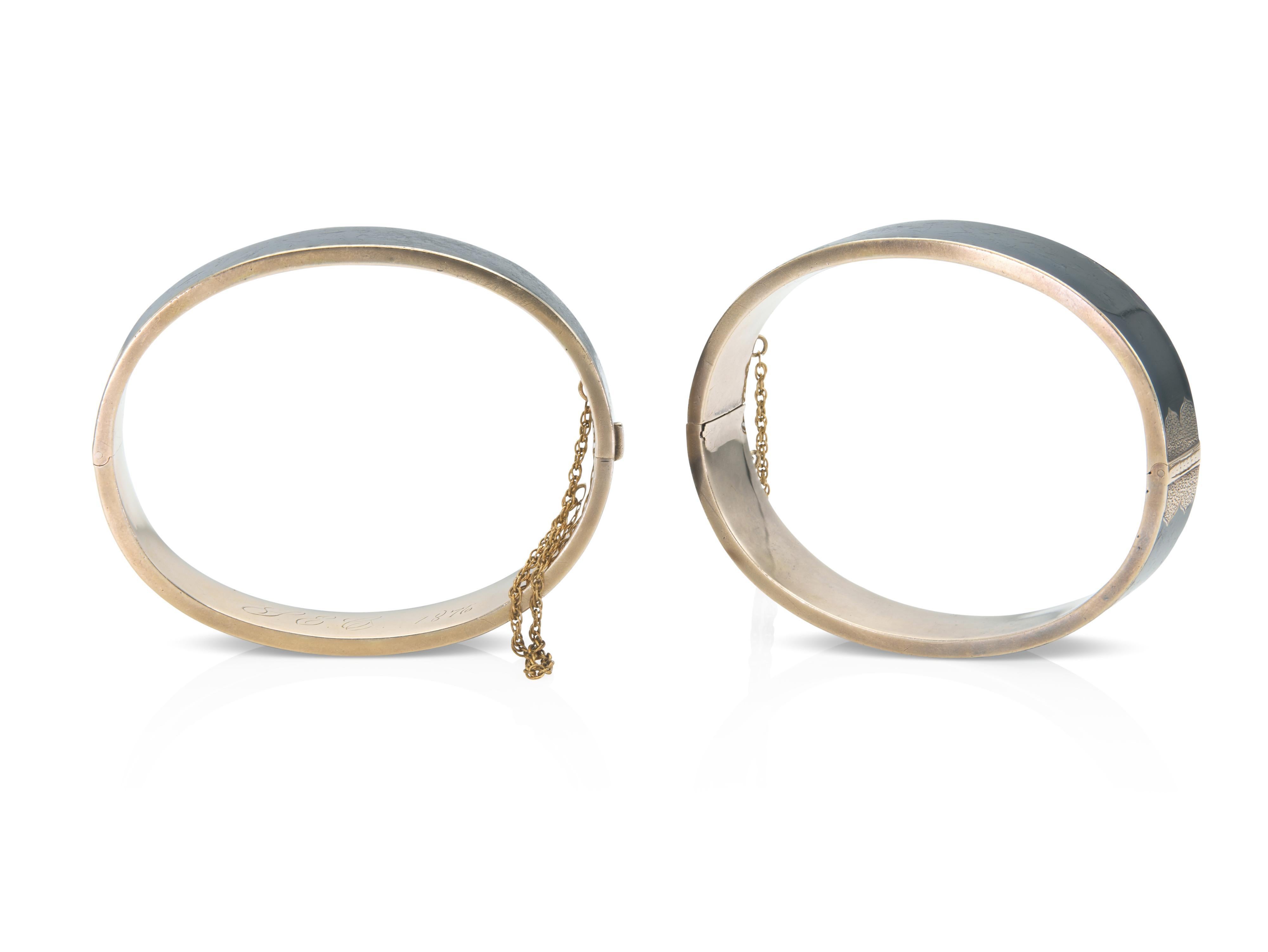 De las mujeres Par de Pulseras Victorianas Antiguas de Oro y Esmalte Negro con Bisagra en venta