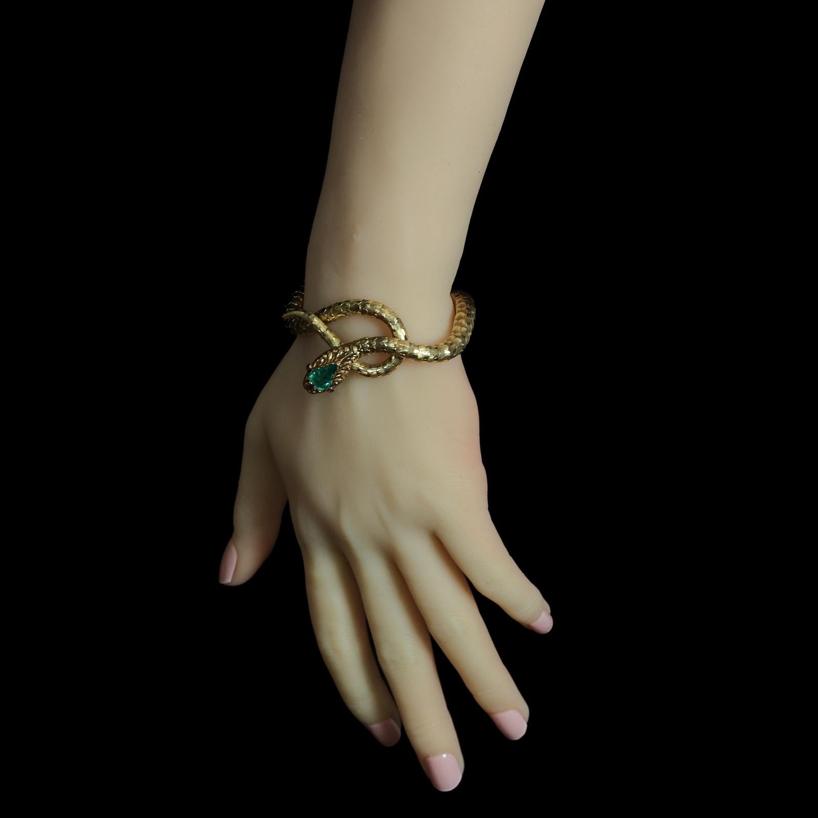 Antique Victorian Gold and Emerald Snake Bracelet Circa 1890 In Excellent Condition In London, GB