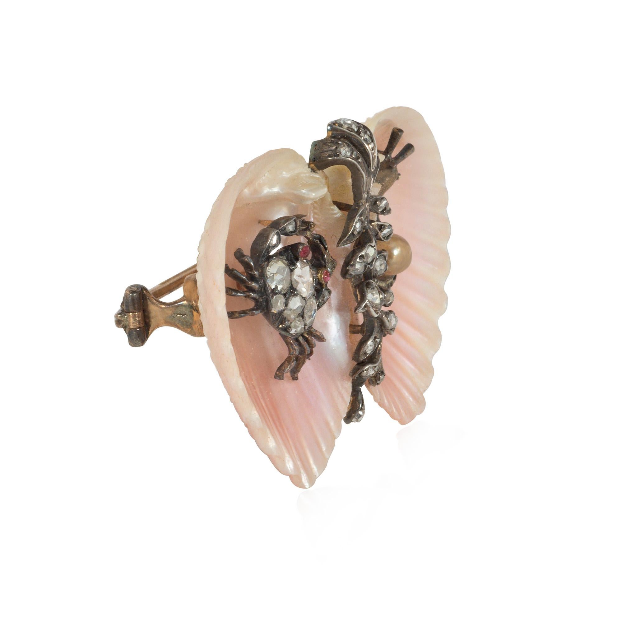 Eine antike viktorianische Muschel-, Edelstein- und Goldbrosche, bestehend aus zwei Muscheln, die durch einen diamantbesetzten Blumenstrauß verbunden sind und eine diamantbesetzte Krabbe mit Rubinaugen und eine diamantbesetzte Schnecke mit einer