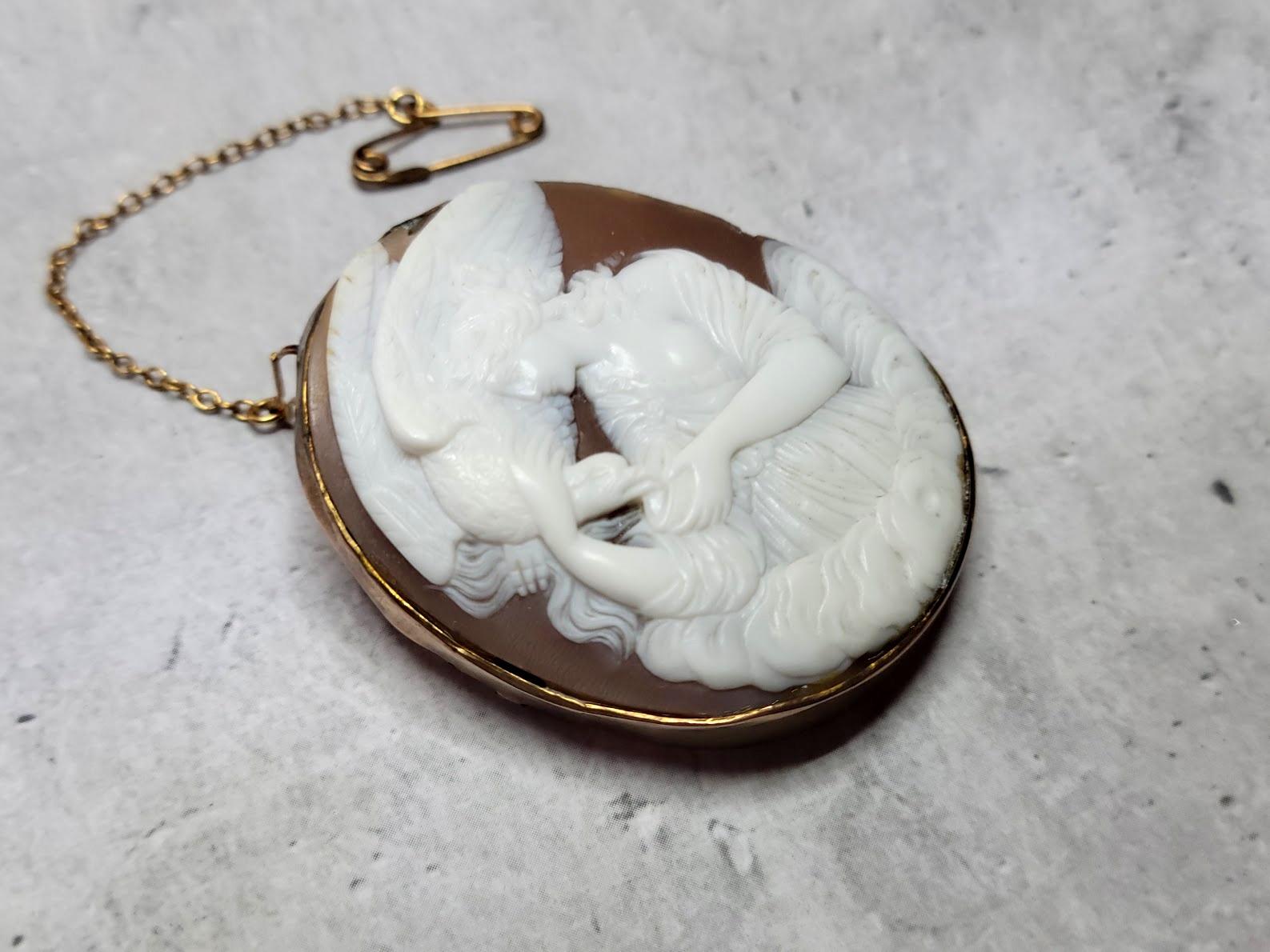 Antique Victorian Gold Cameo Brooch of Hebe Feeding the Eagle In Good Condition For Sale In Chesterland, OH